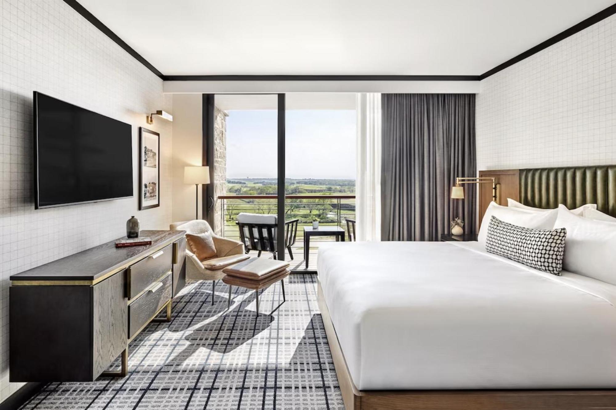 One Bedroom King Suite + Deluxe Room 2 Queen Beds