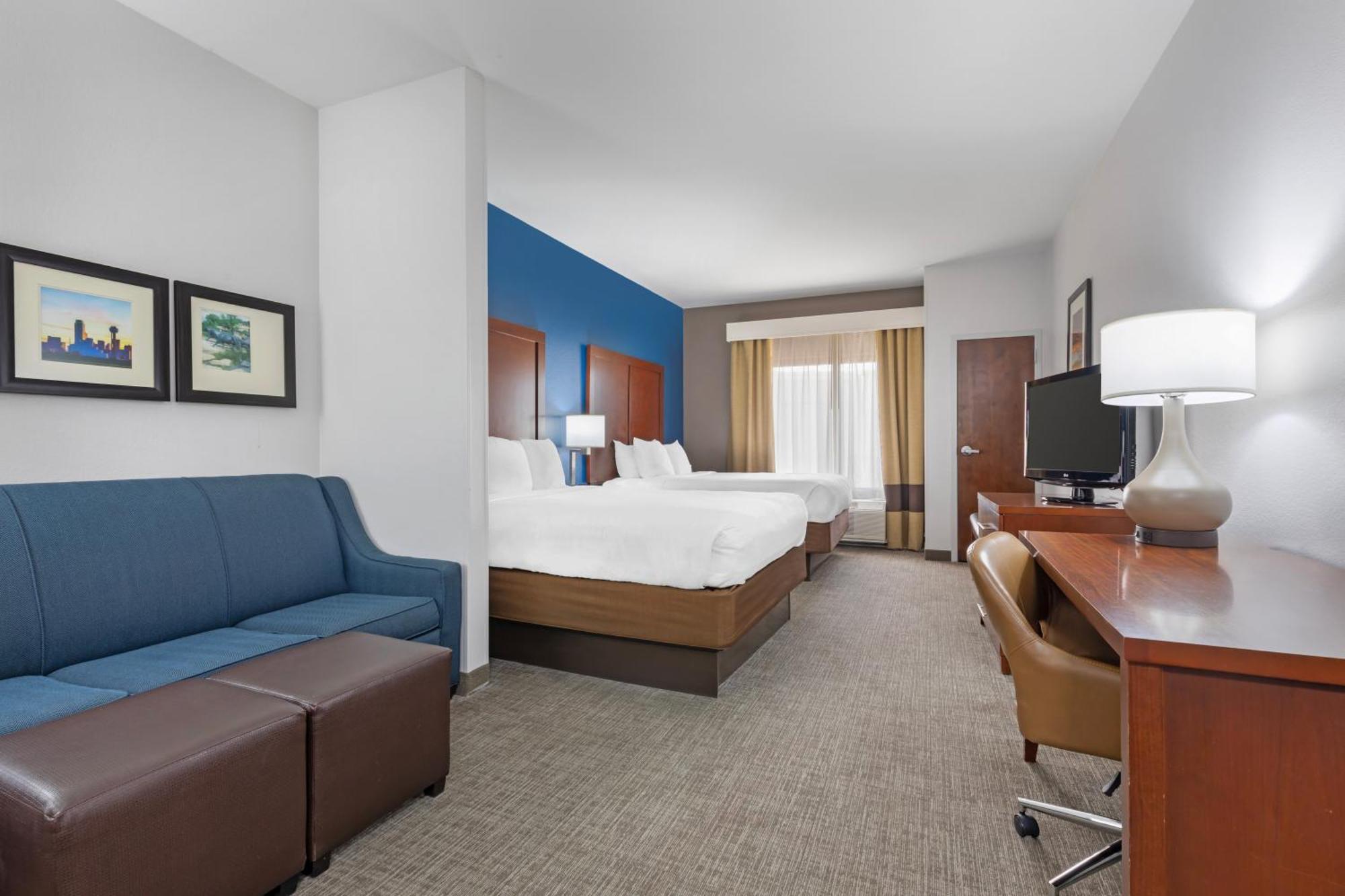 Queen Suite with Two Queen Beds and Sofa Bed - Non-Smoking