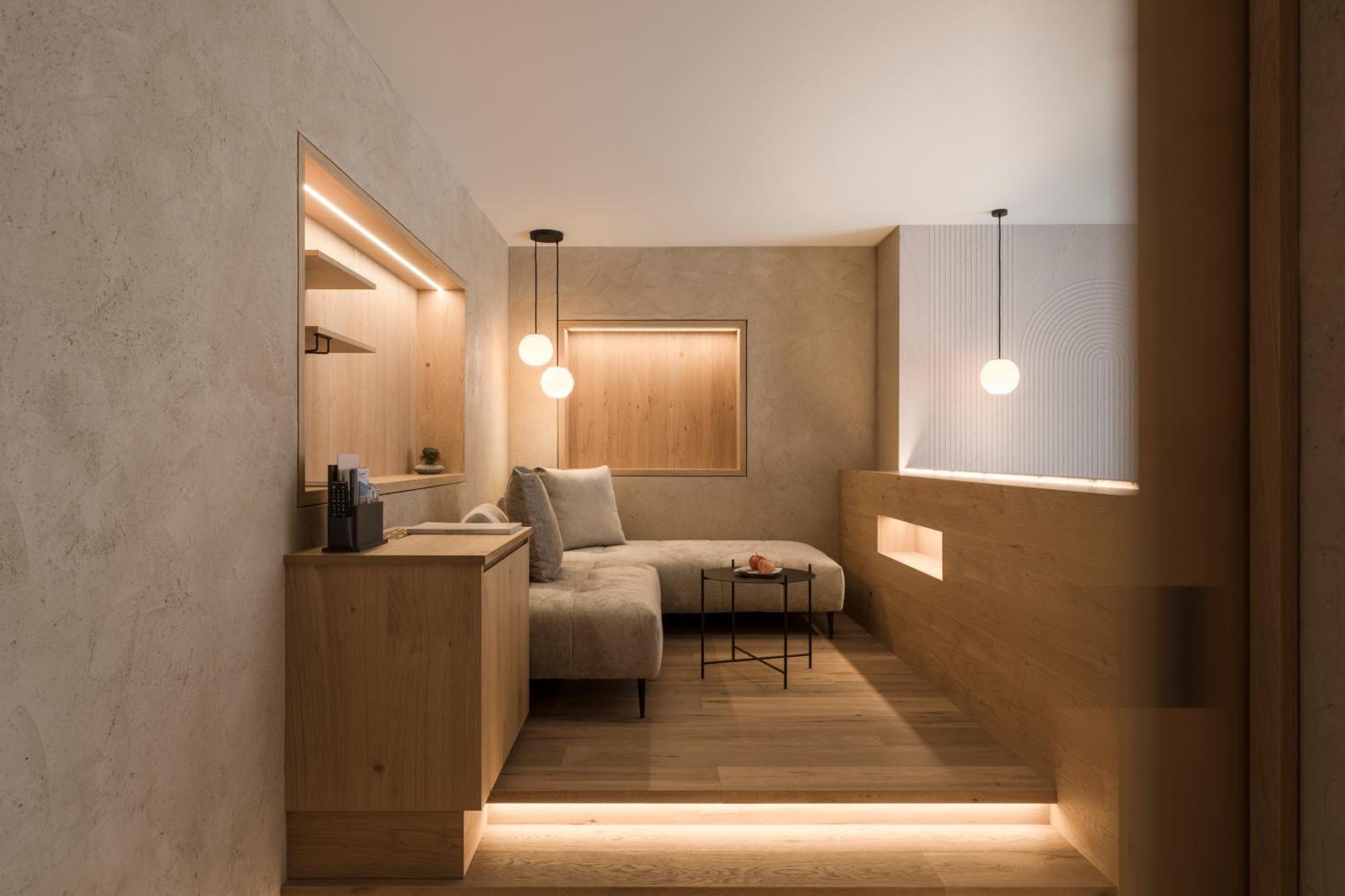 Family Room,1663759908:JPEG