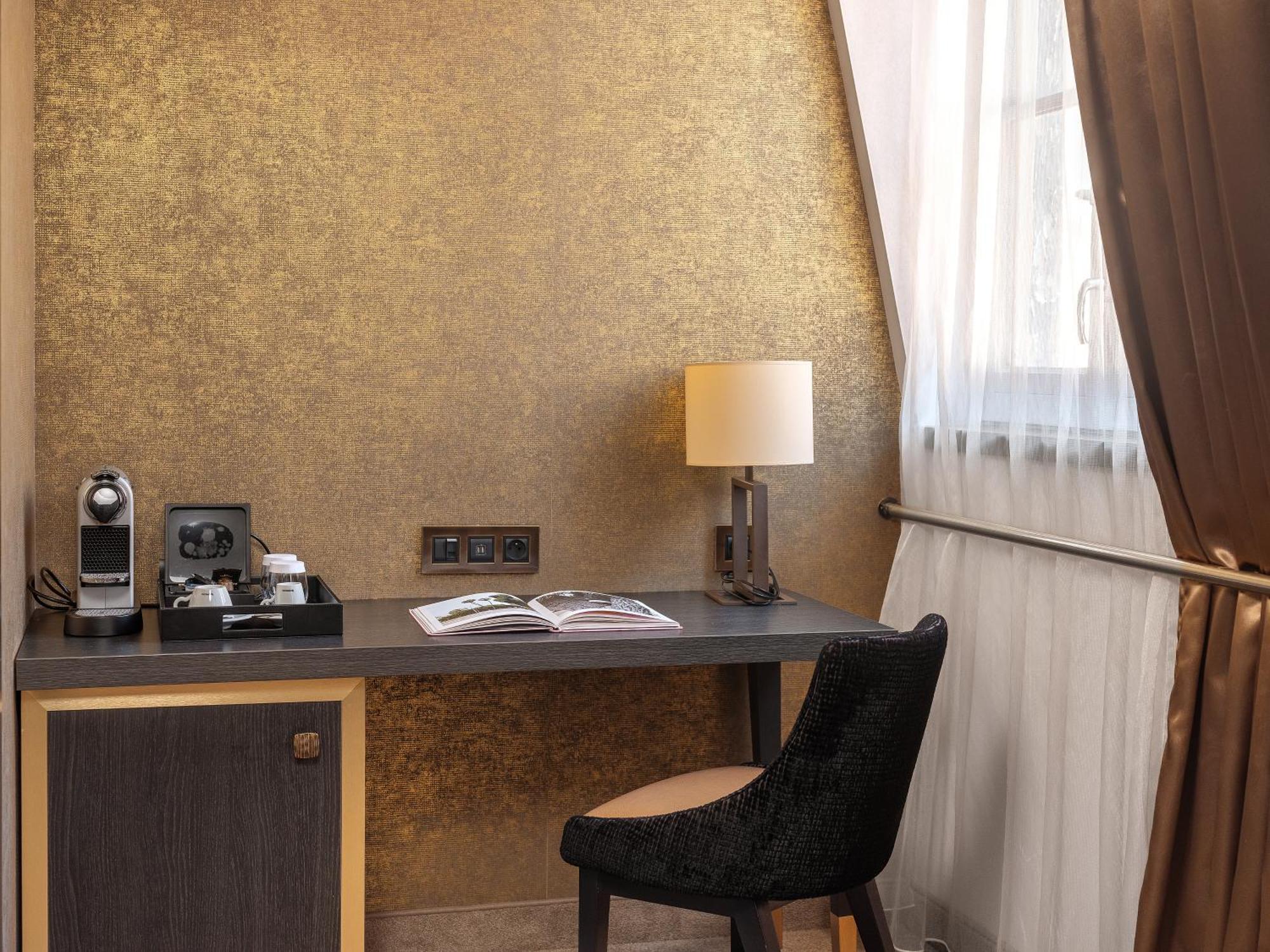 Queen Room Accessible