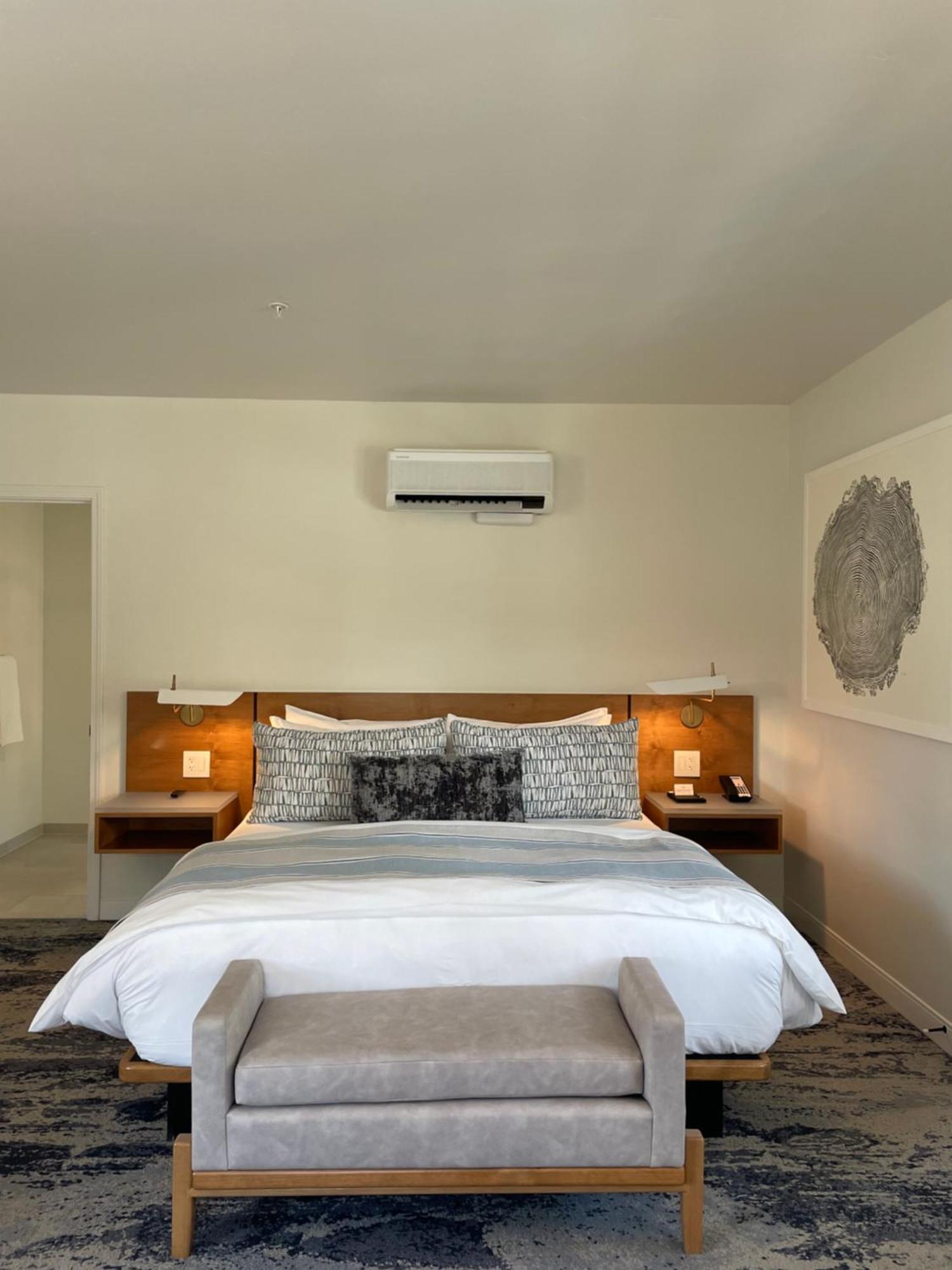 Habitación con cama extragrande y vistas al mar