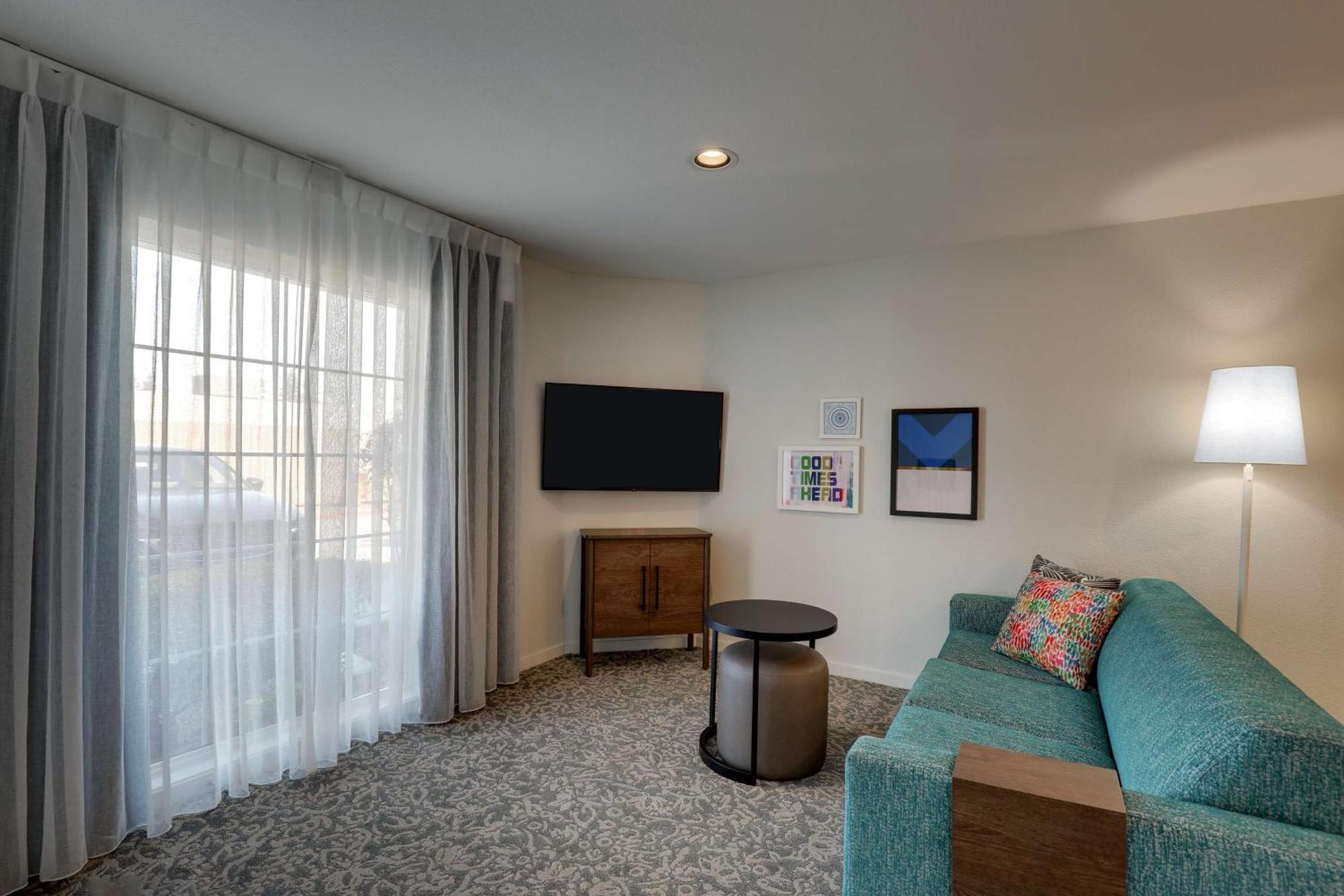 One-Bedroom Queen Suite with Bathtub - Mobility Accessible