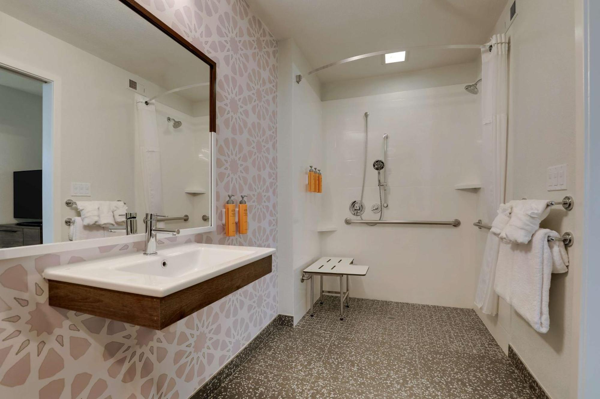 One-Bedroom Queen Suite with Roll-In Shower - Mobility Accessible