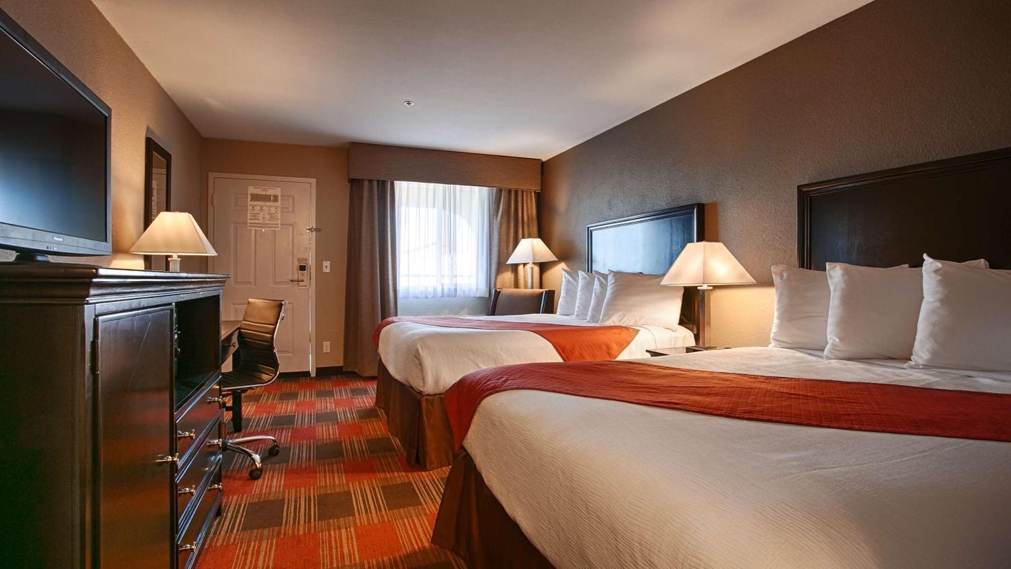 Queen Room with Two Queen Beds and Bath Tub - Disability Access/Non-Smoking