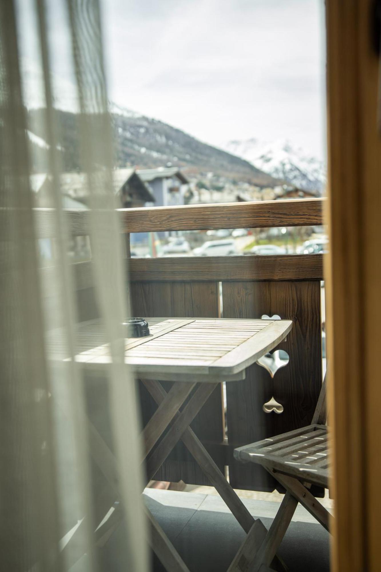 Doppel-/Zweibettzimmer mit Balkon