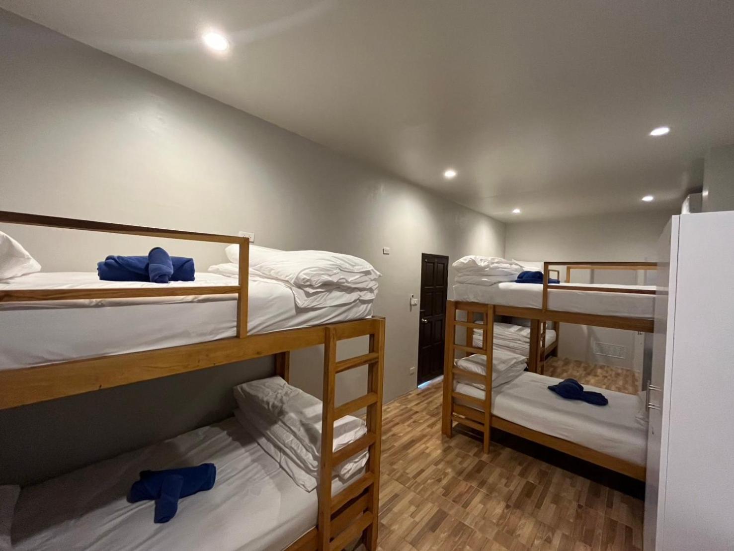 Lit Simple dans Dortoir pour Hommes