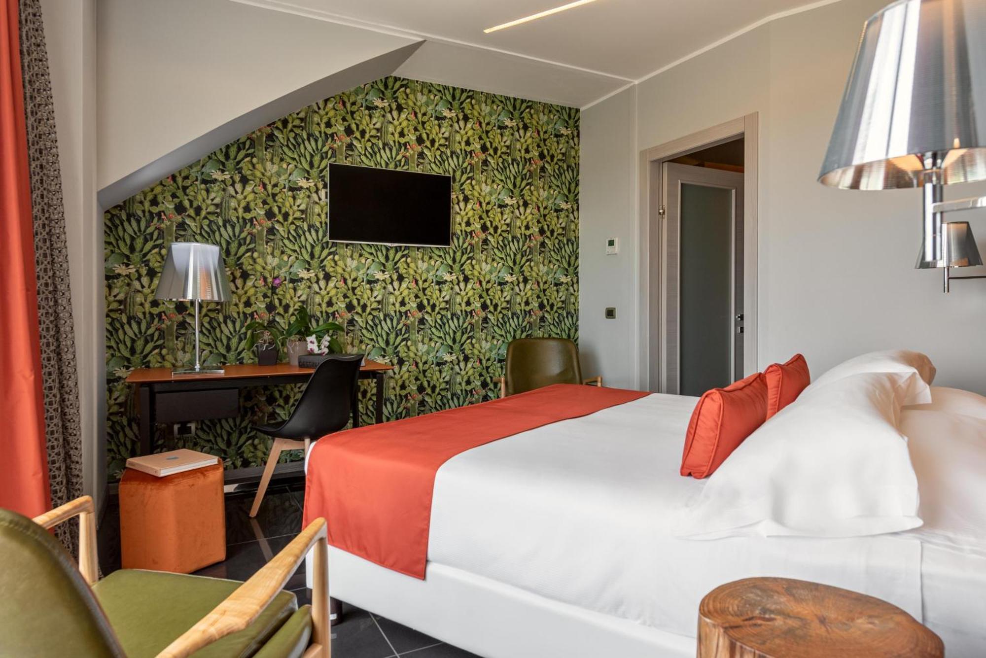 Junior Suite with Pool View