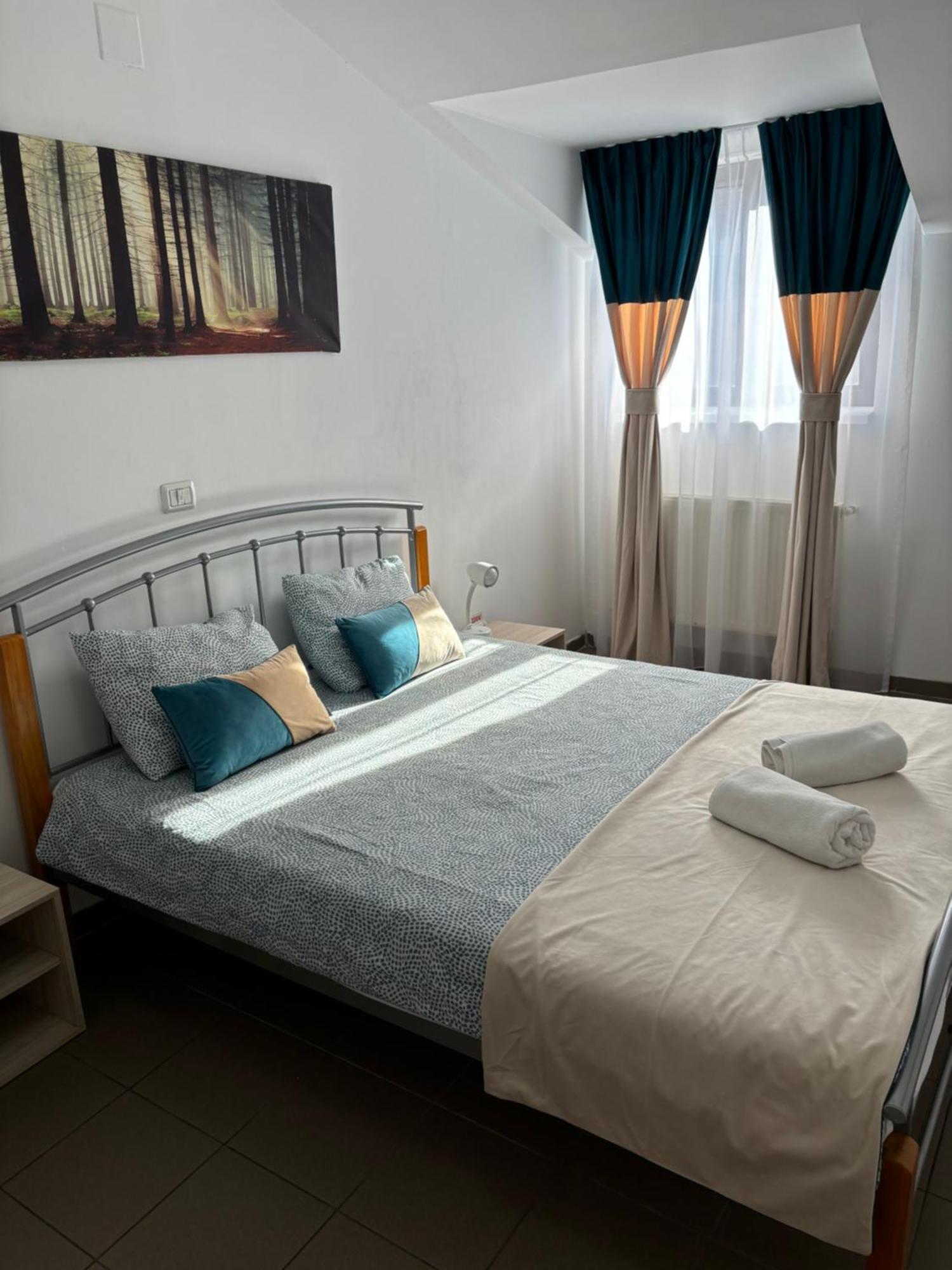 Habitación con cama grande