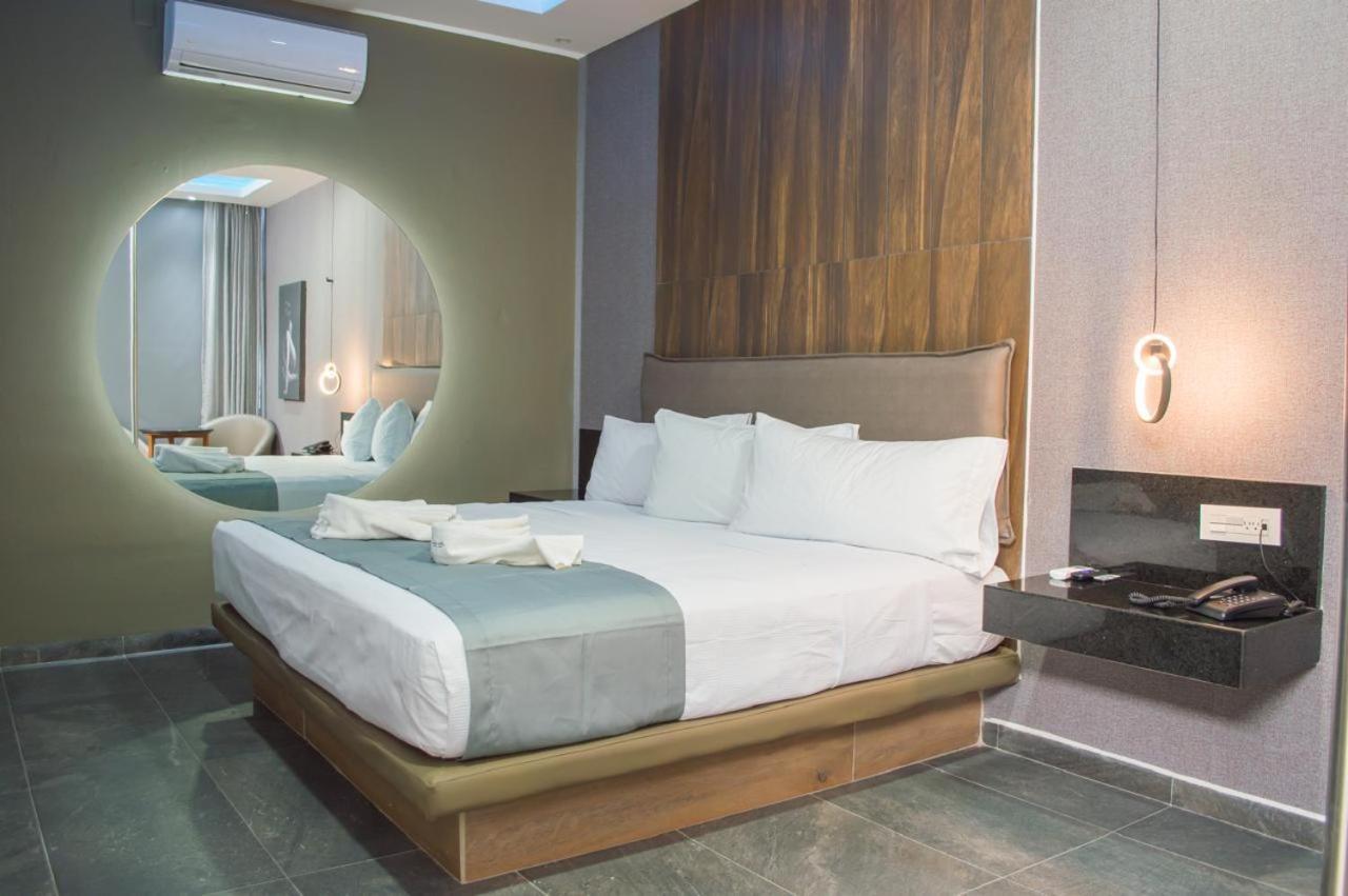 Queen Suite with Spa Bath