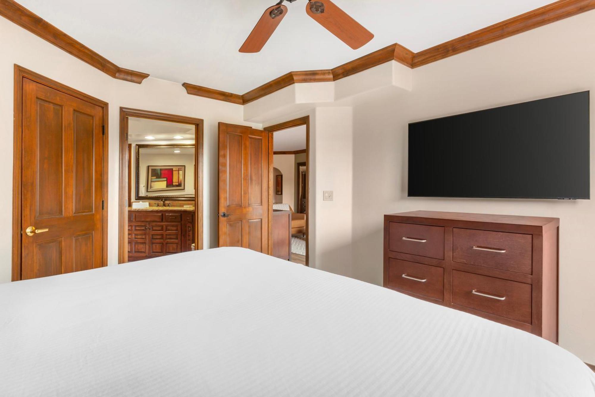 1 BEDROOM 1 KING MESA SUITE ROLL-IN SHOWER