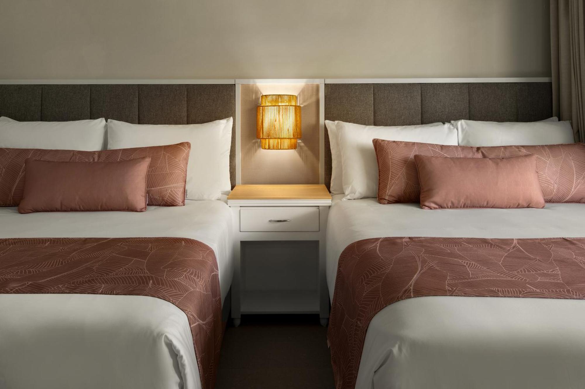Club Junior Queen Suite with Tropical View