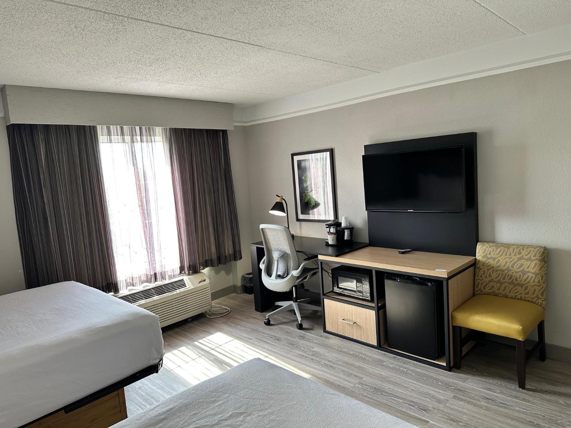 Deluxe Queen Room with Two Queen Beds - Non-Smoking
