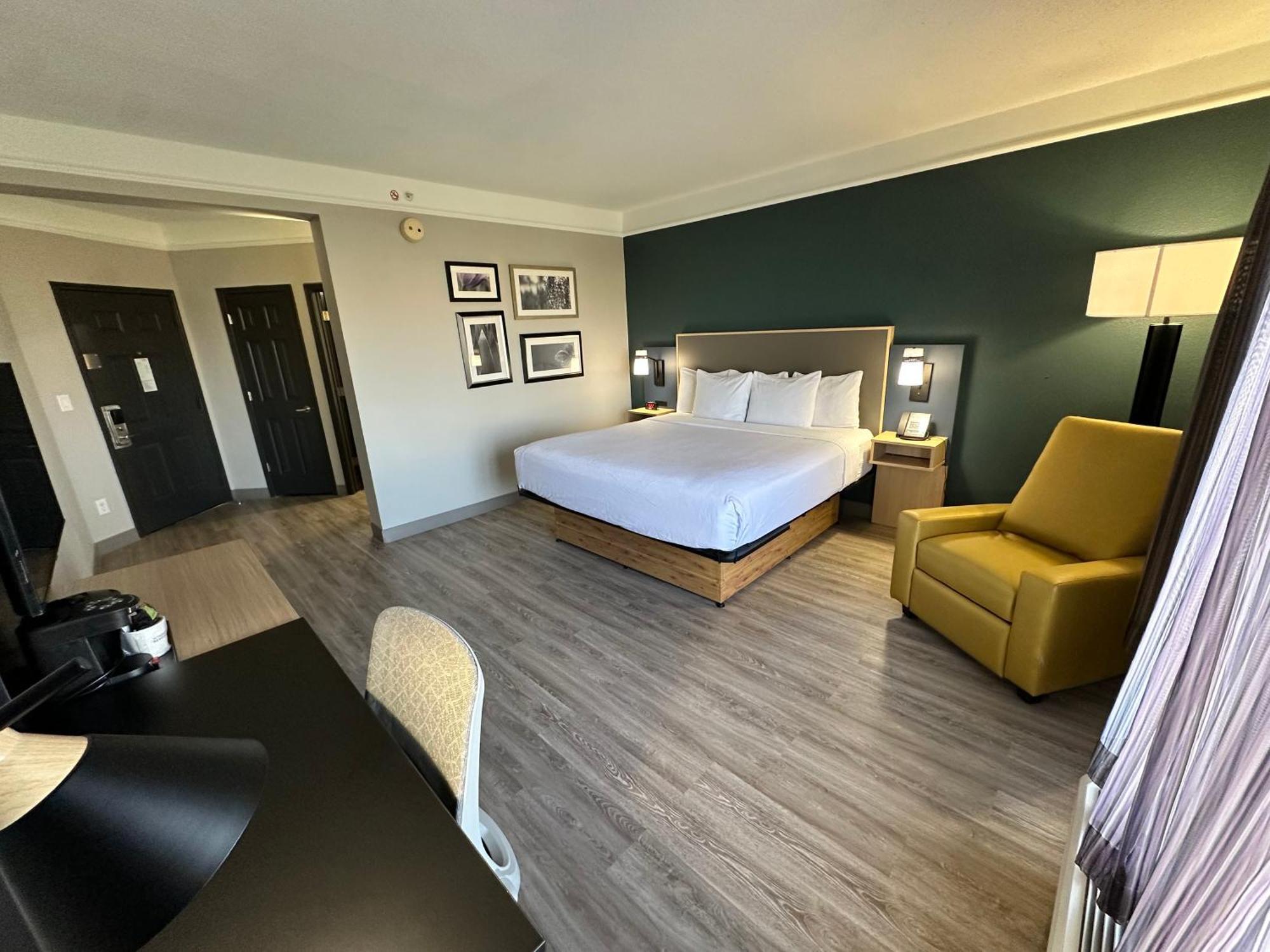 Deluxe King Room - Non-Smoking