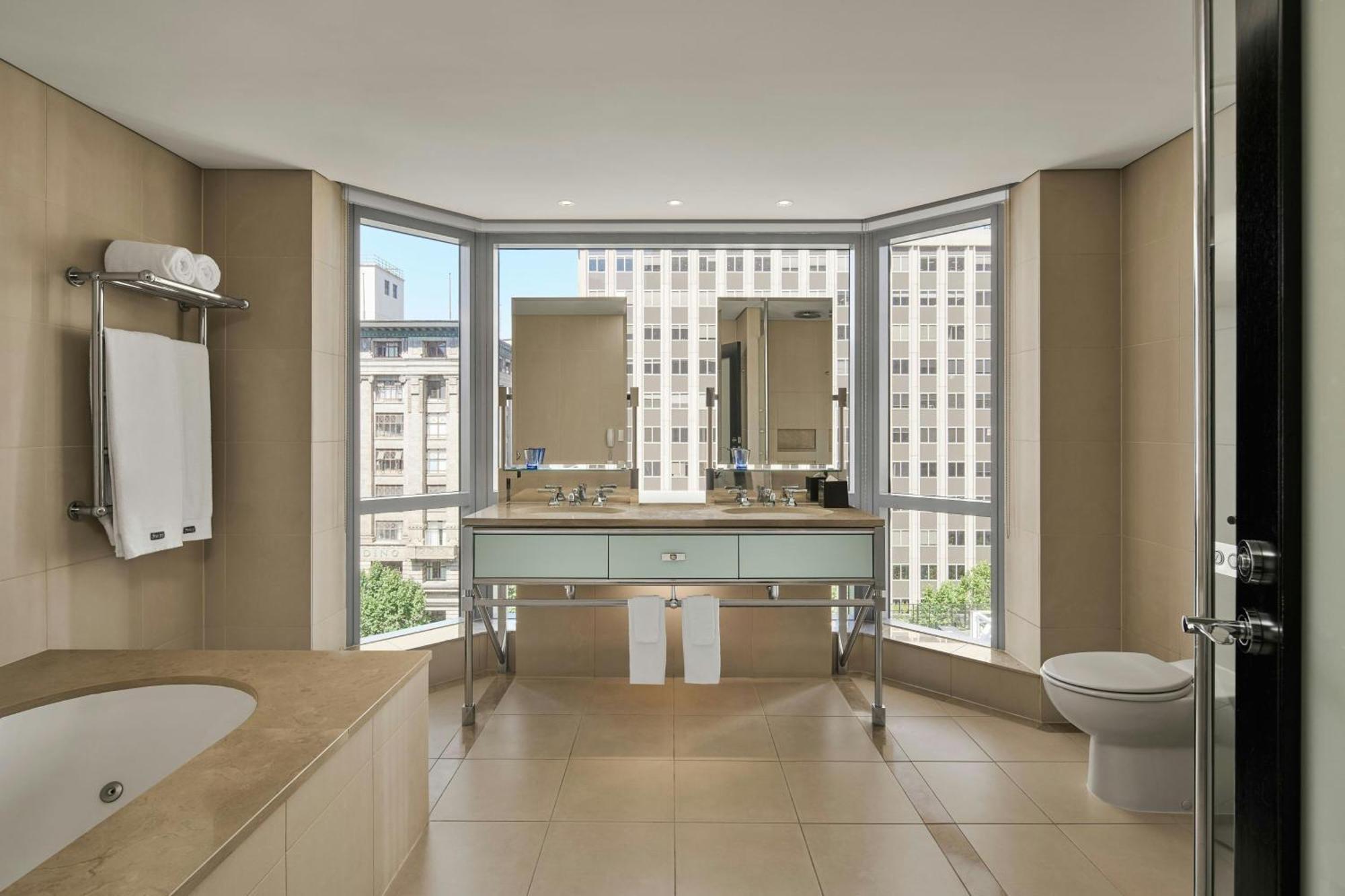 Estudio Deluxe Esquinero con cama extragrande, vistas a la ciudad y bañera de hidromasaje