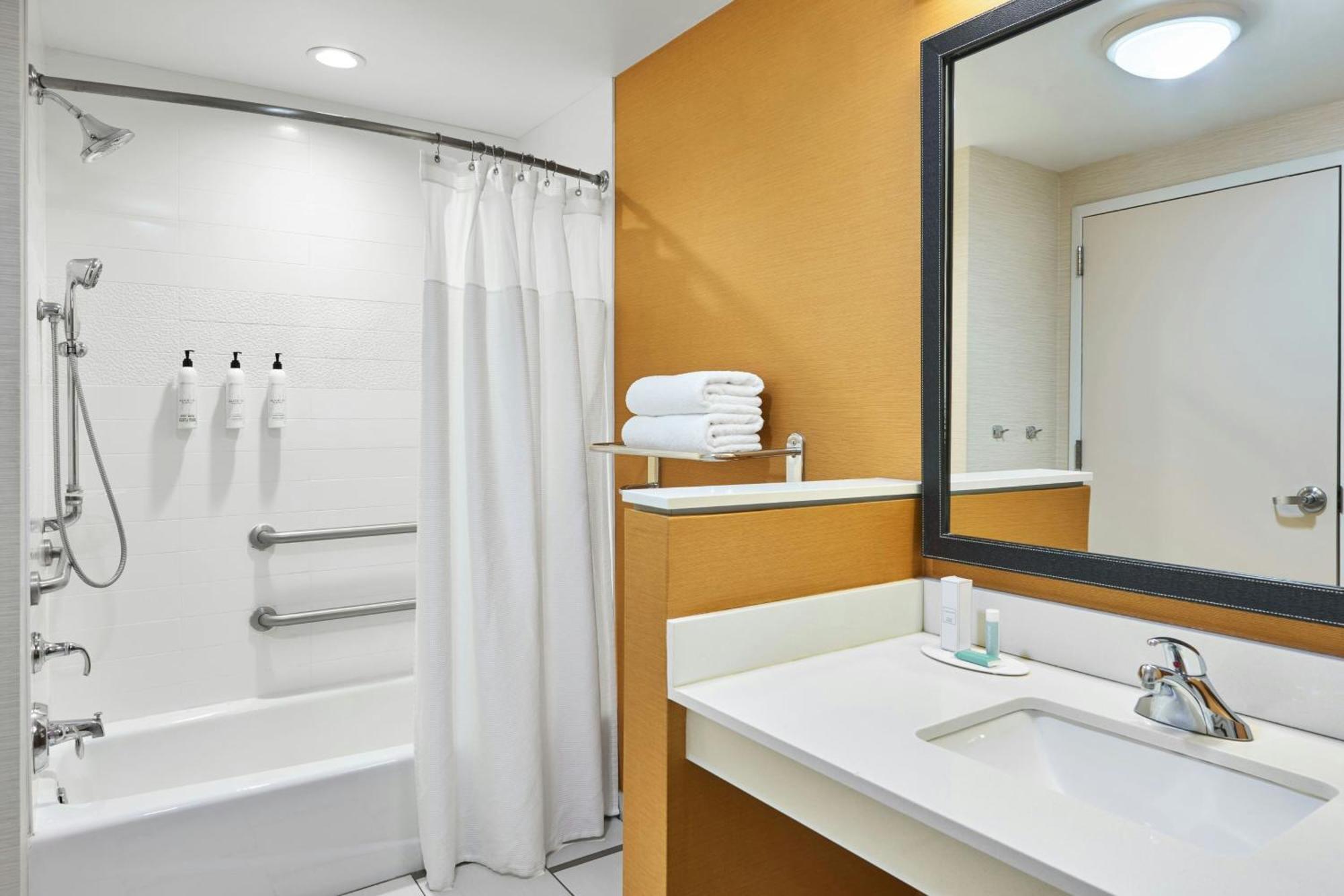 King Room with Adapted Tub - Mobility Accessible