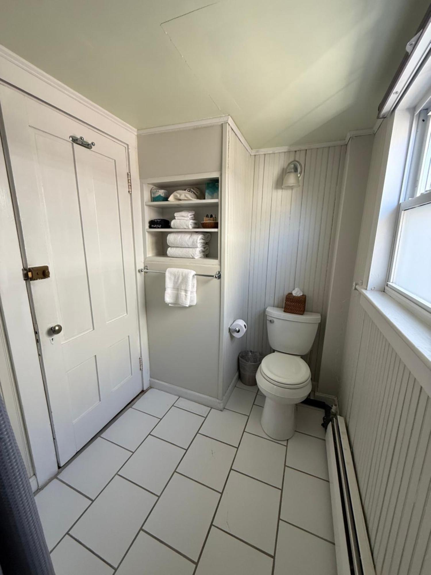 Queen Room Detached Bath