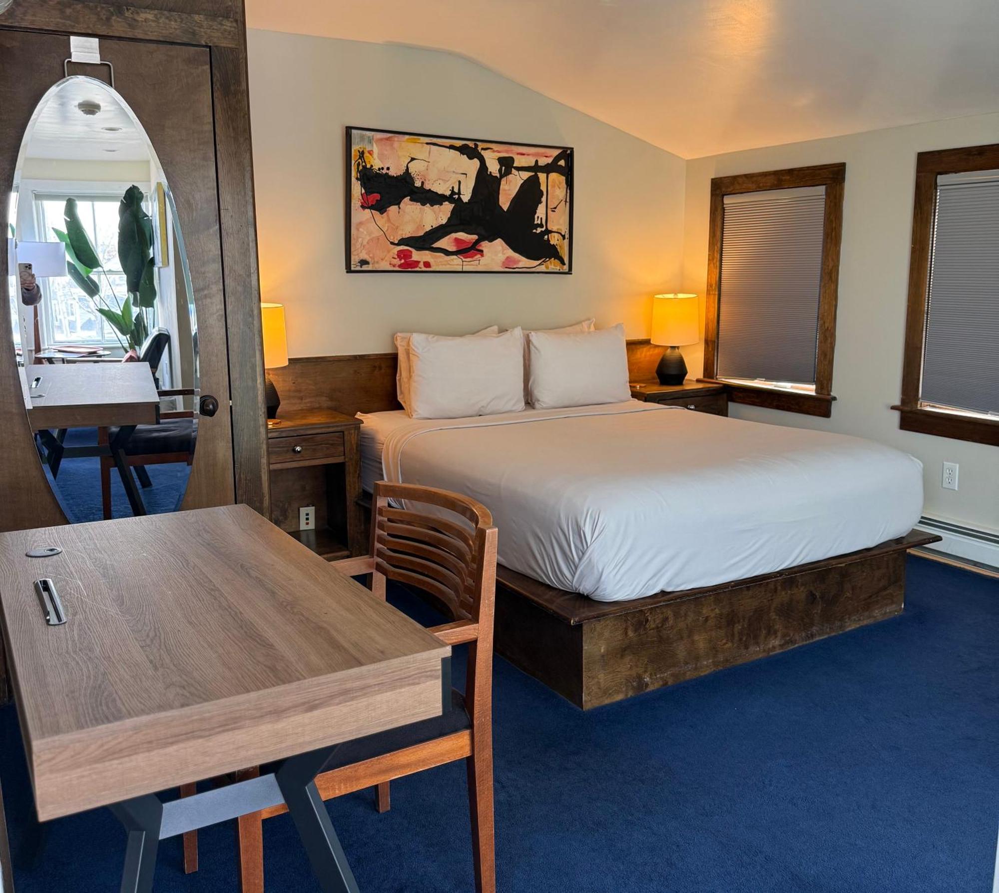 Queen Mini-Suite