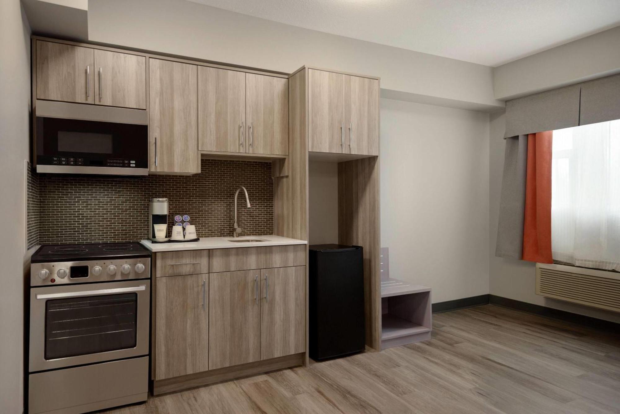 Queen Suite with Two Queen Beds and Kitchenette - Non-Smoking