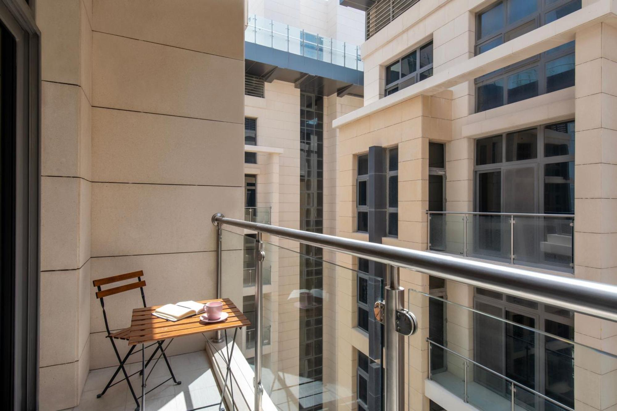 Three-Bedroom Duplex Apartment Balcony City View