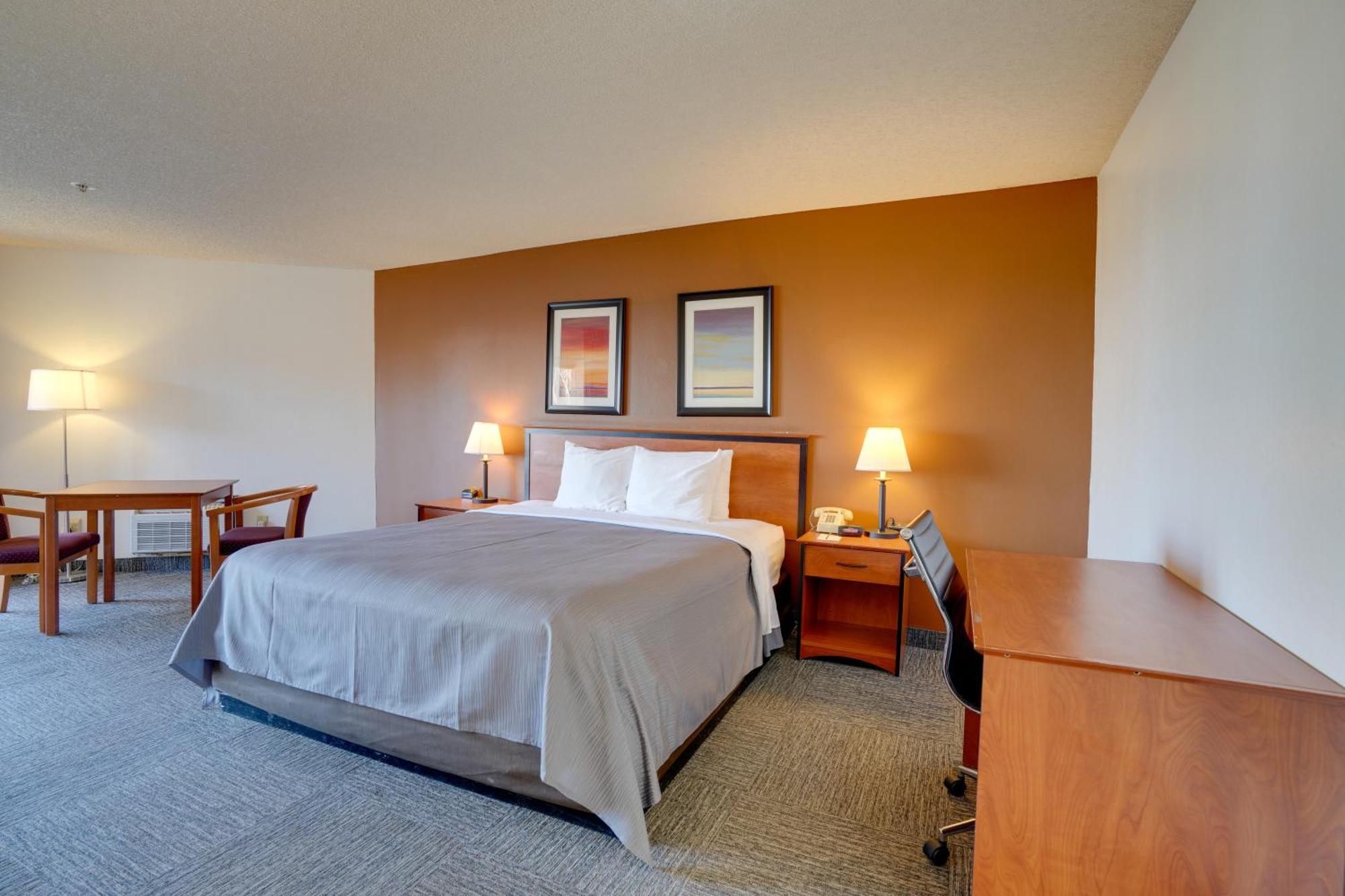 King Room with Lake View - Non-Smoking