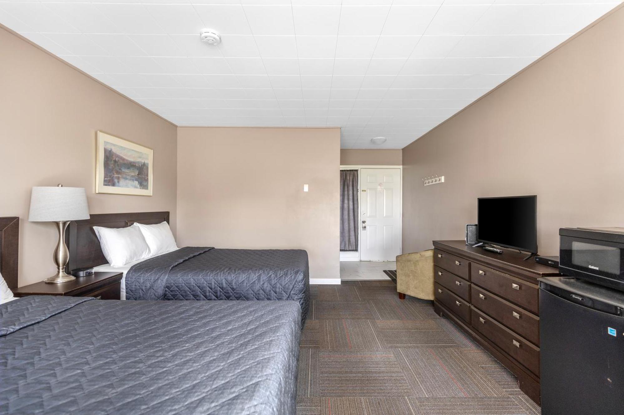 Double Room with Two Double Beds - Non-Smoking- No Pets