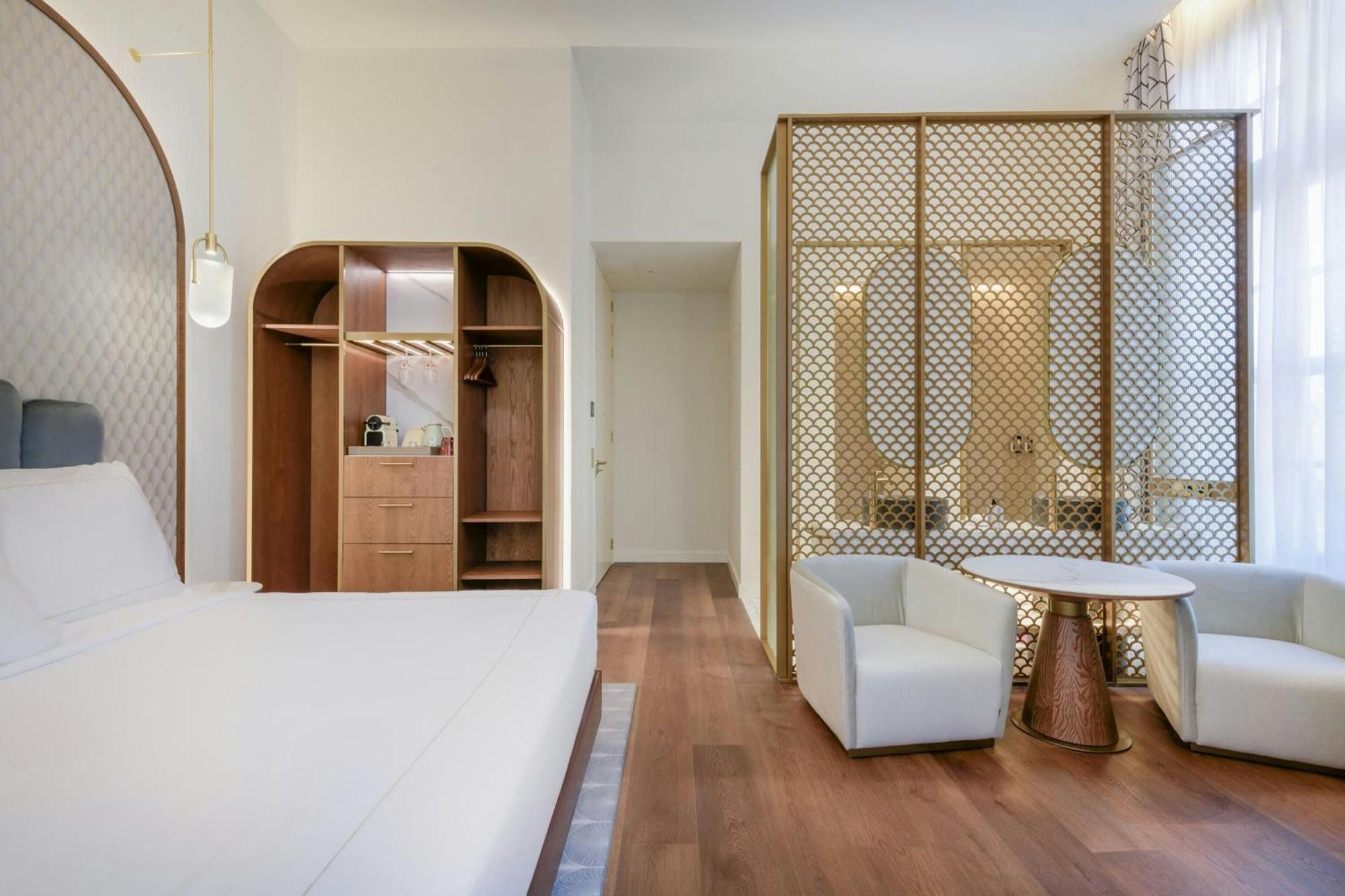Corner King Room with City View