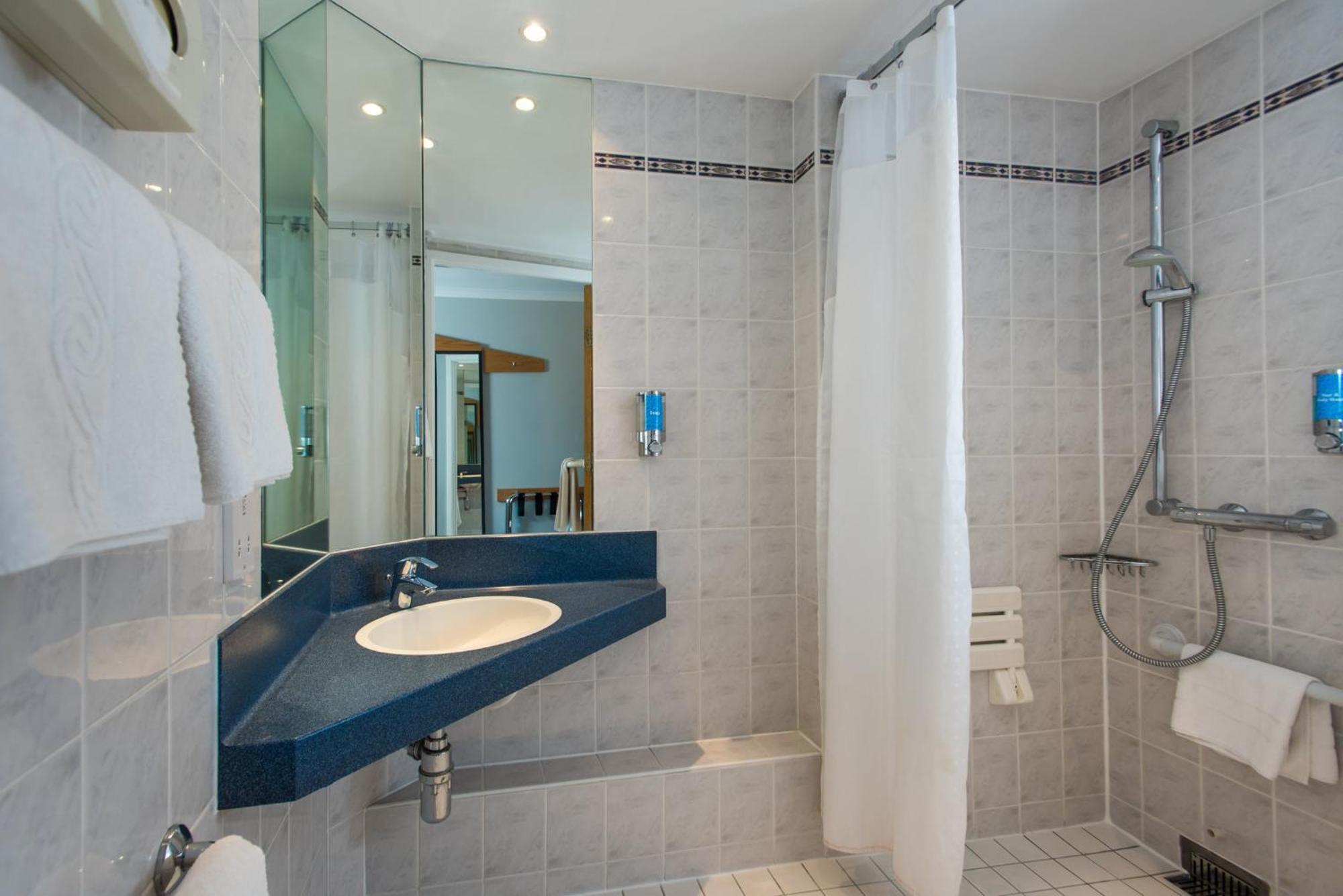 Double Room with Free Hot Breakfast - Accessible