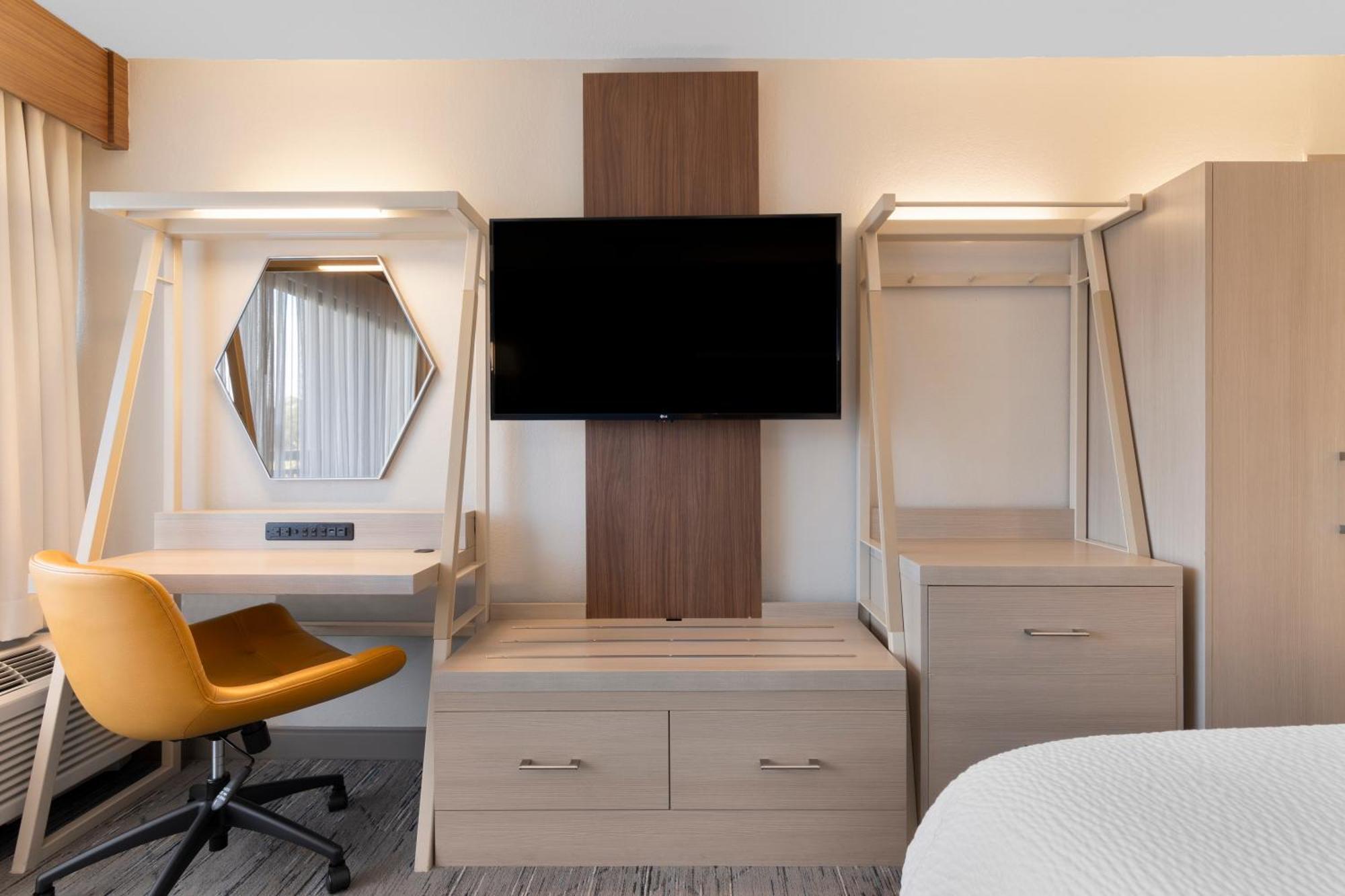 Quarto standard com cama king-size e área de chuveiro ampla