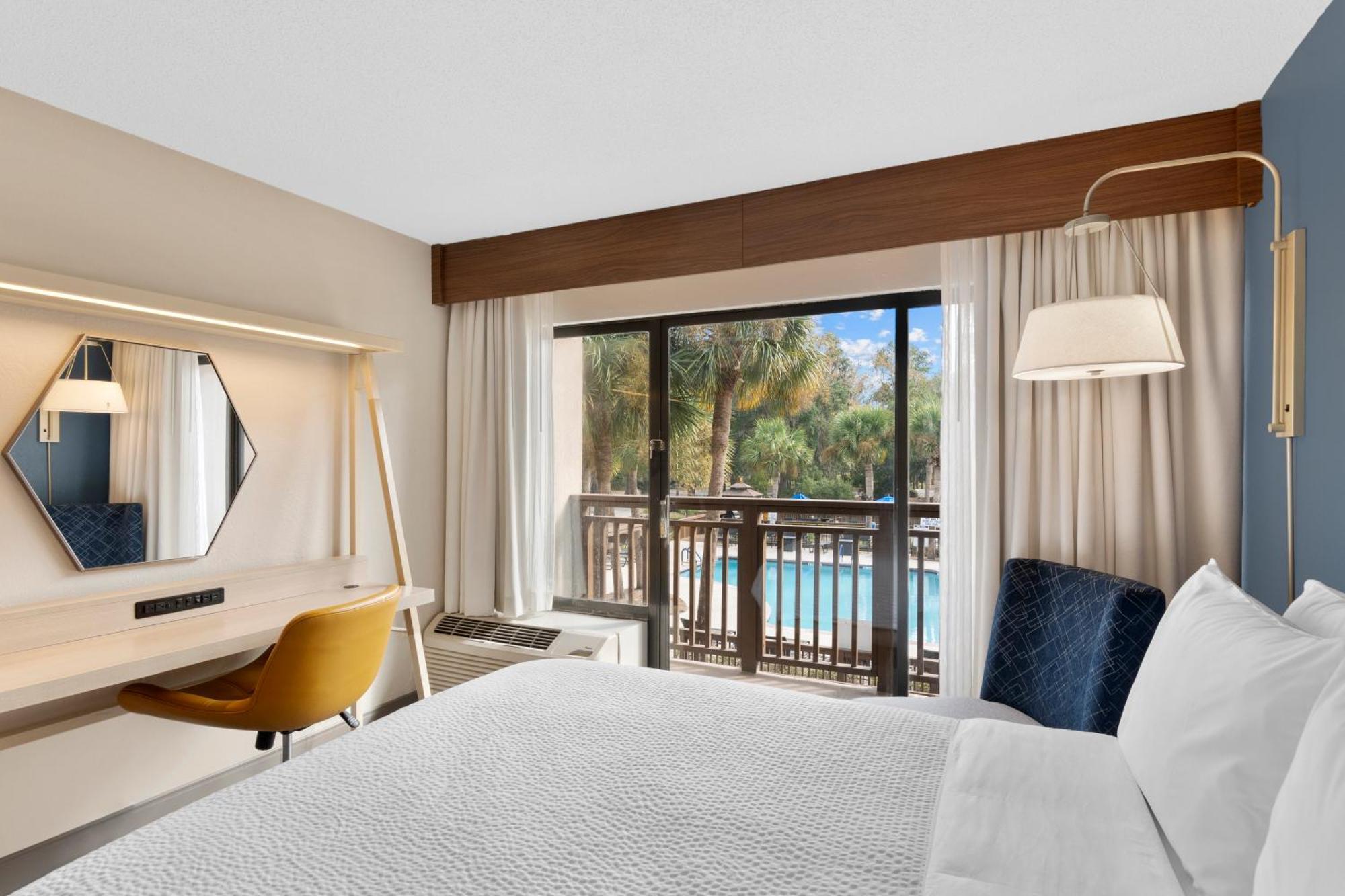 Quarto com Cama King-size e Sofá-cama - Vista da Piscina