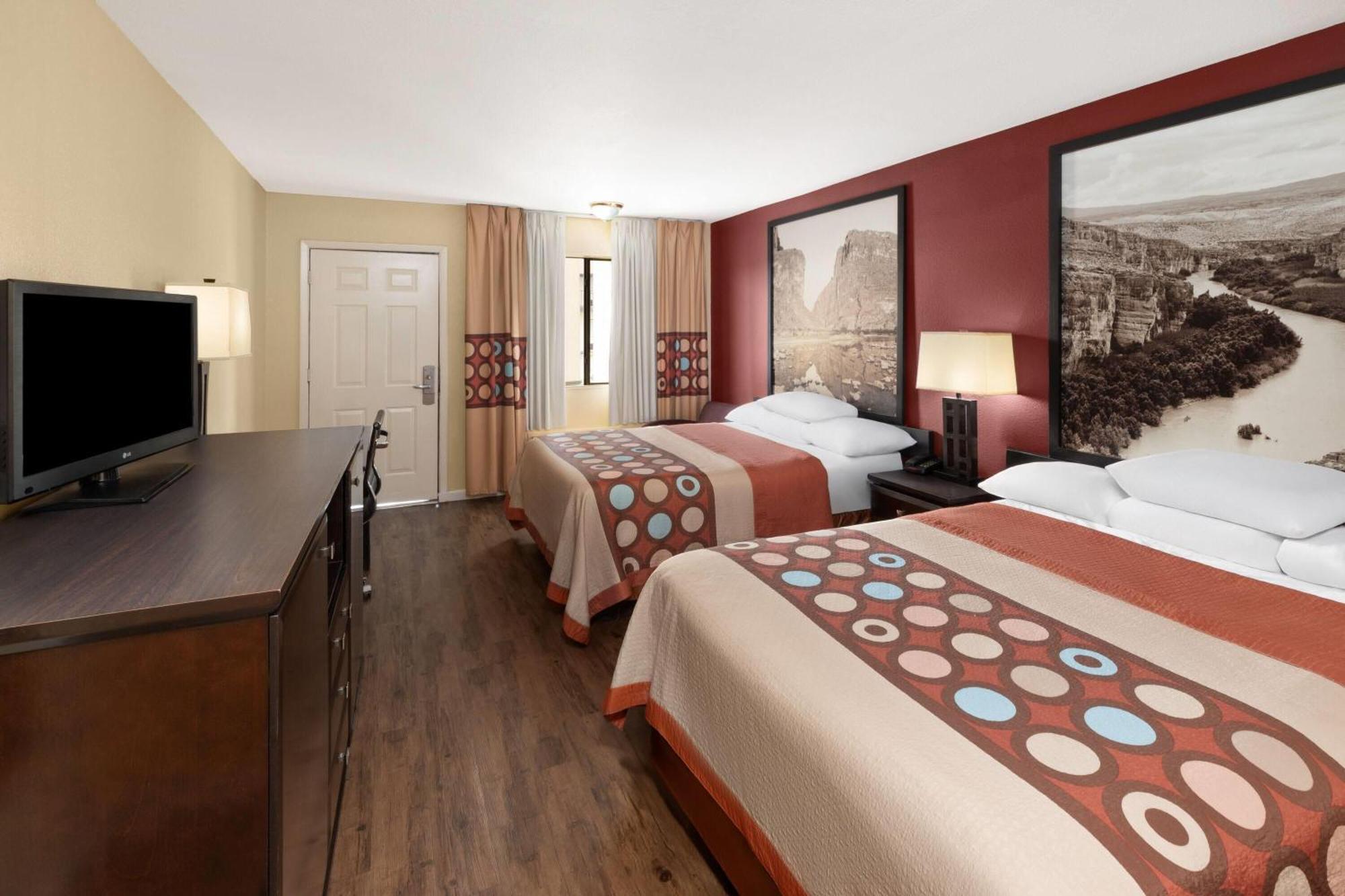 Queen Room Two Queen Beds Smoking
