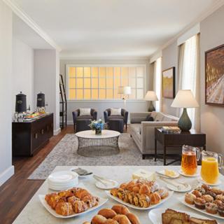 Habitación con cama extragrande y acceso al club