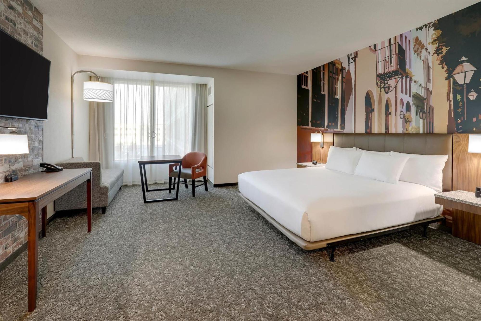 Deluxe King Room - Accessible, Roll-in Shower
