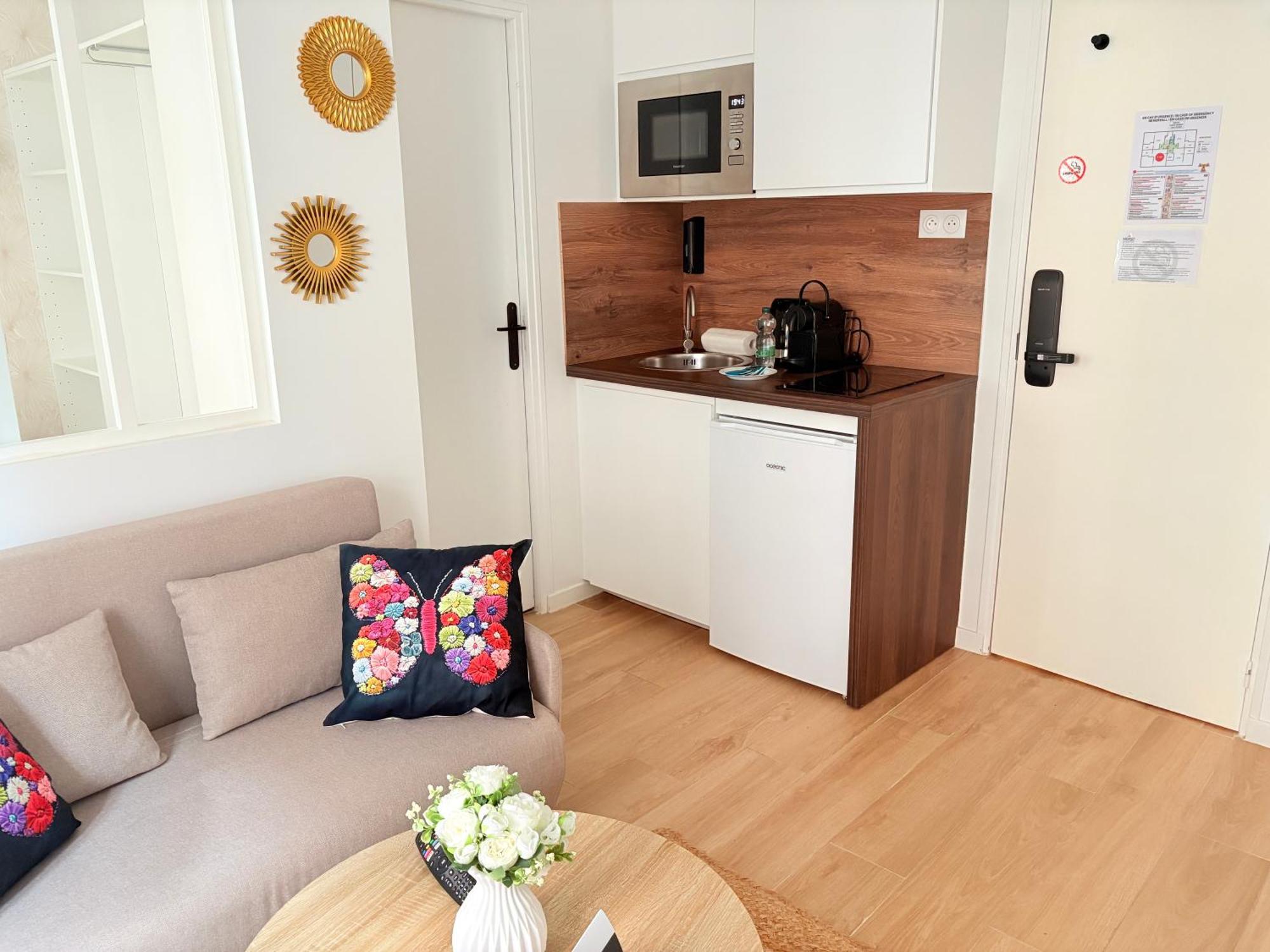 Deluxe One-Bedroom Apartment City View
