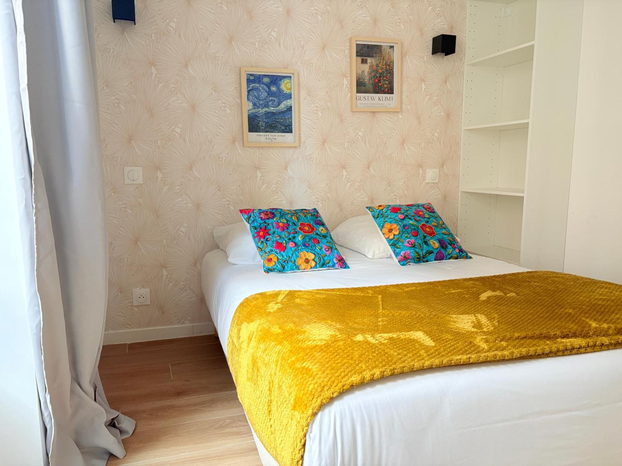 Deluxe One-Bedroom Apartment City View