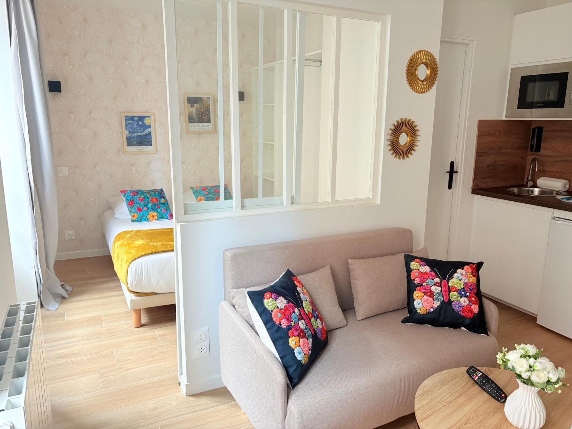 Deluxe One-Bedroom Apartment City View