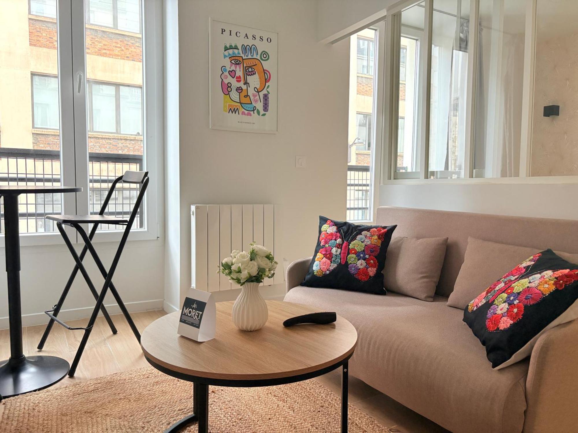 Deluxe One-Bedroom Apartment City View