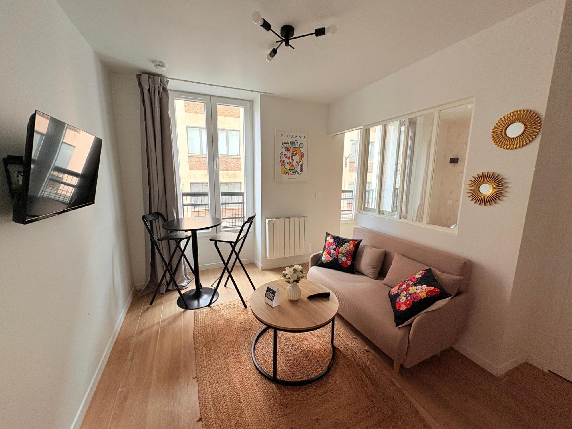 Deluxe One-Bedroom Apartment City View