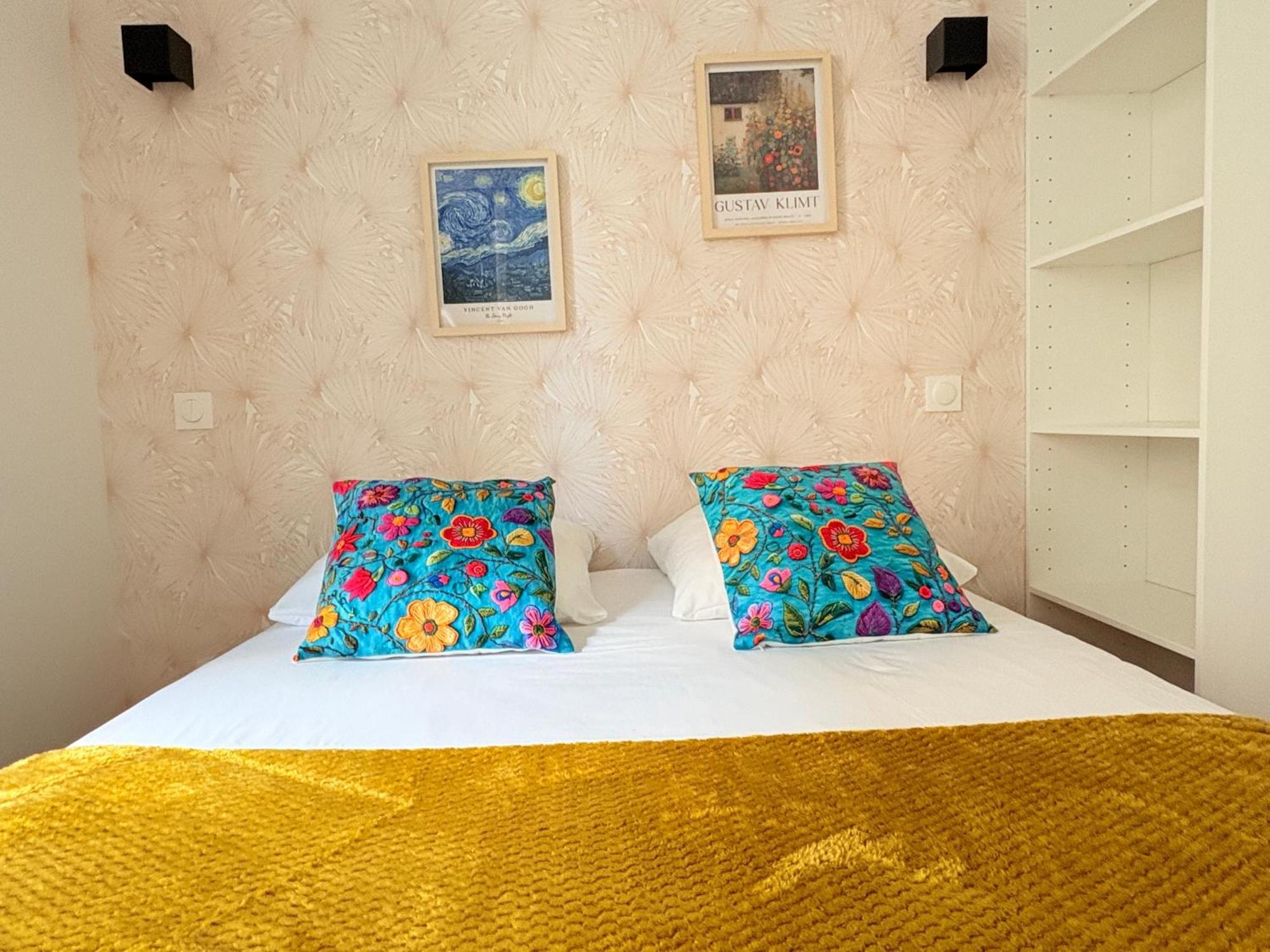 Deluxe One-Bedroom Apartment City View
