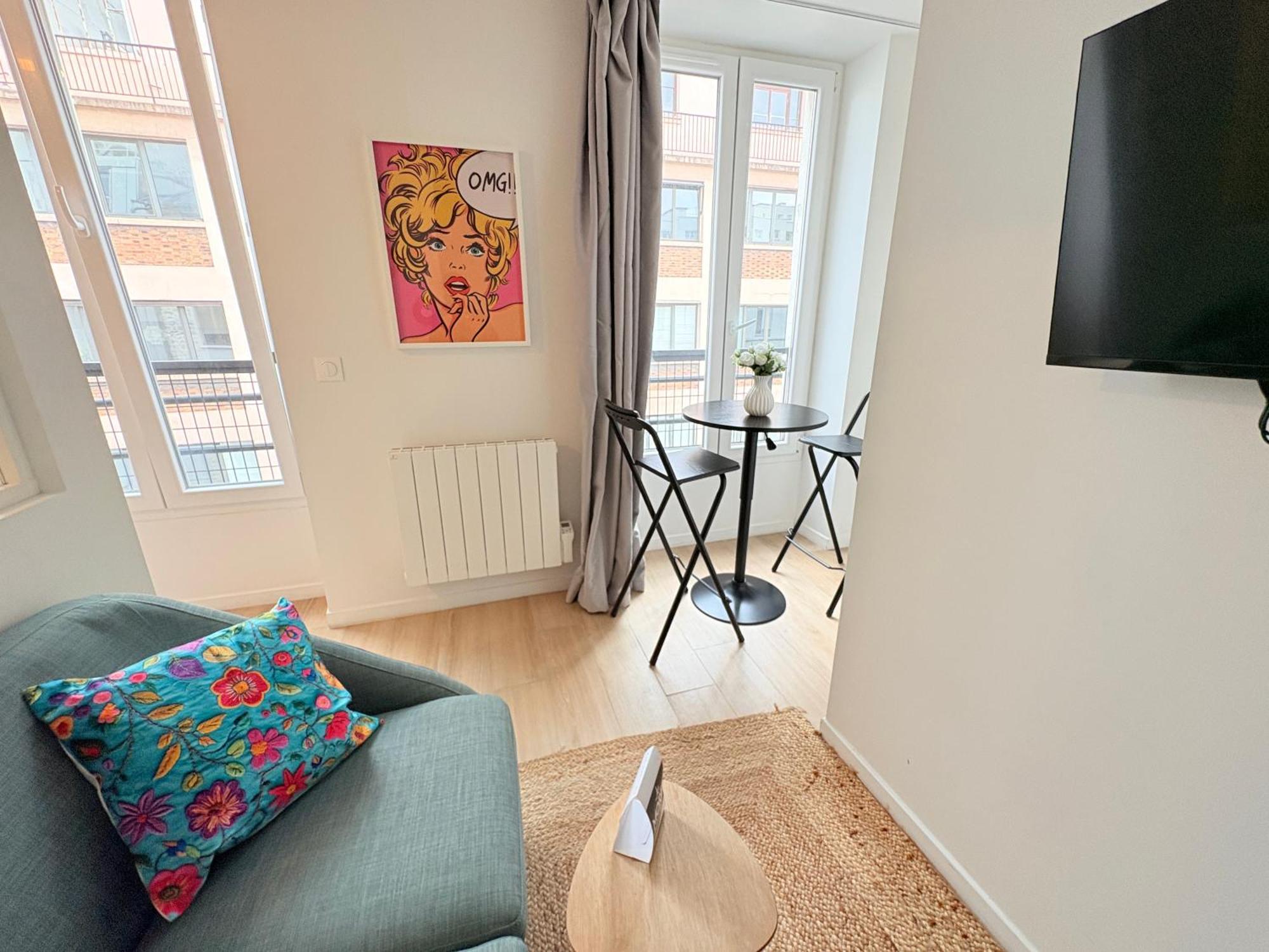 Deluxe One-Bedroom Apartment City View