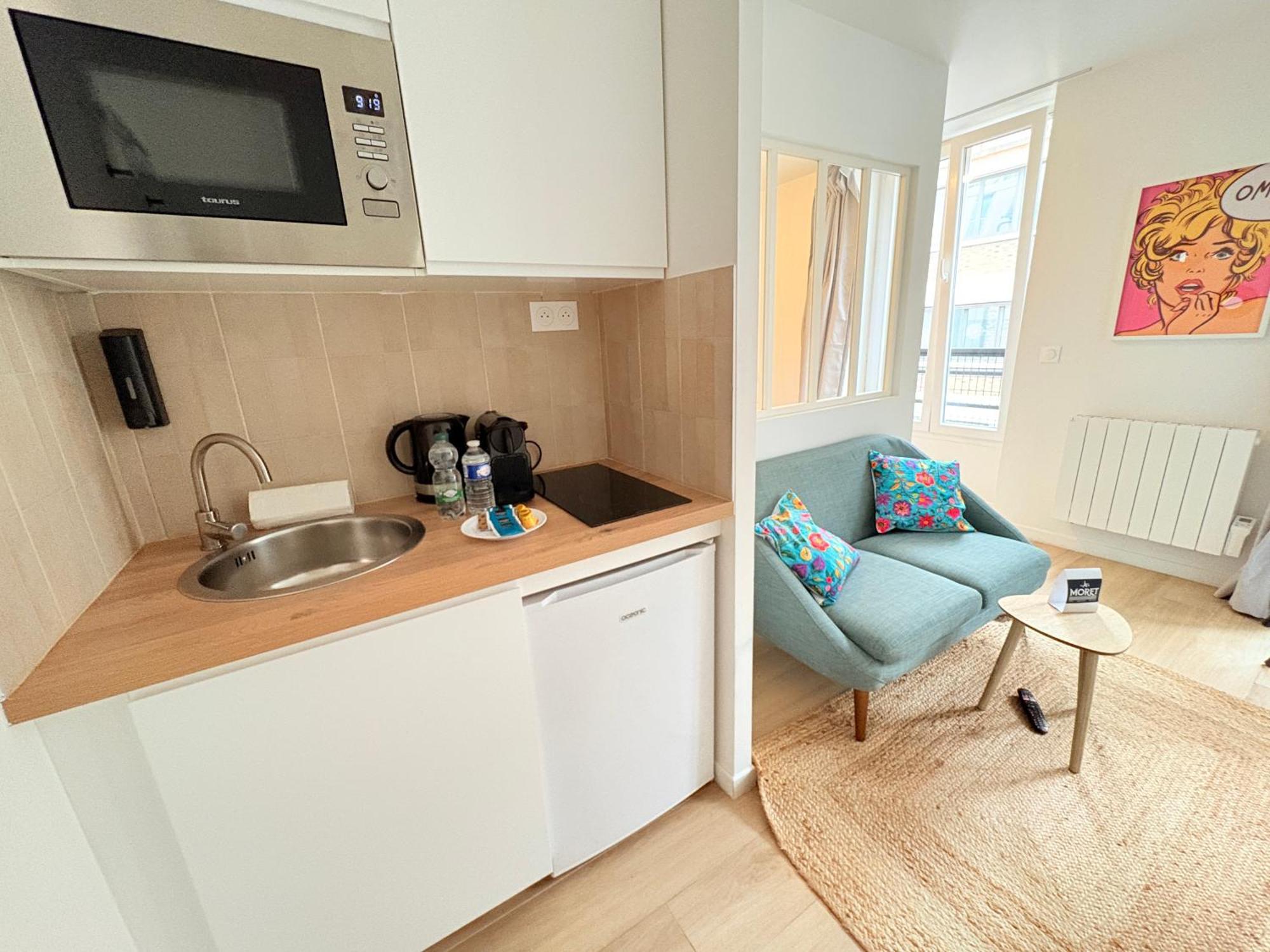 Deluxe One-Bedroom Apartment City View