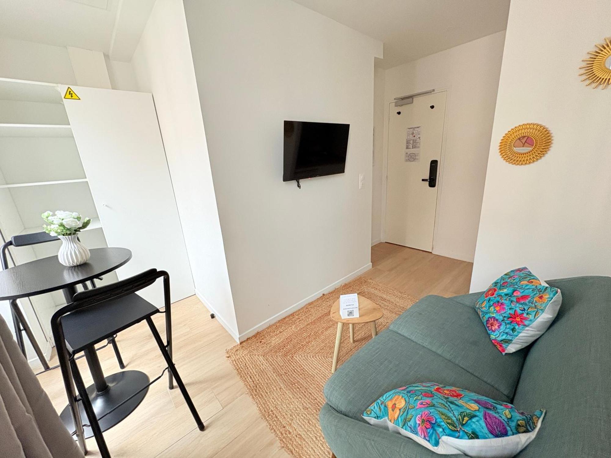 Deluxe One-Bedroom Apartment City View