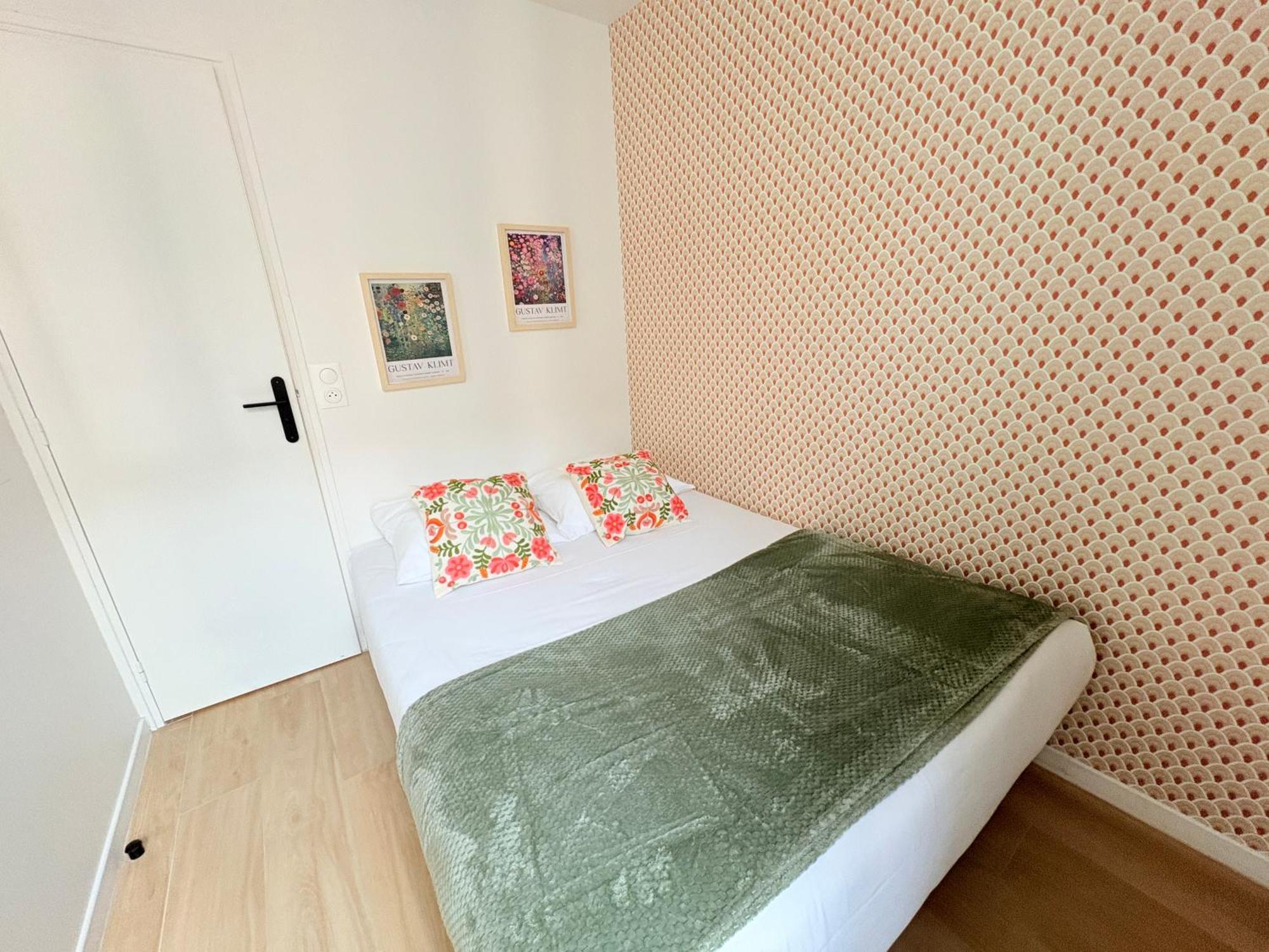 Deluxe One-Bedroom Apartment City View