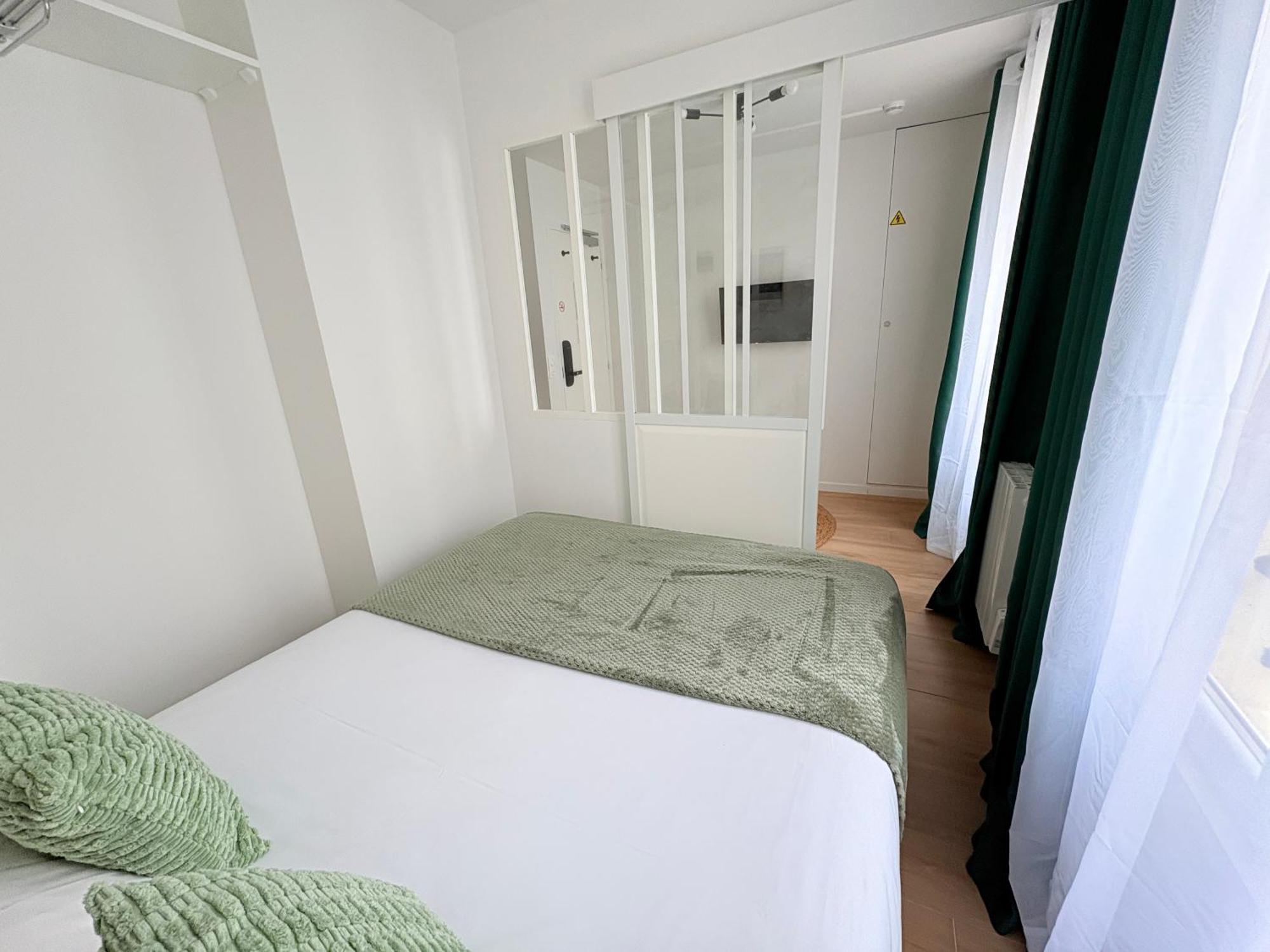Deluxe One-Bedroom Apartment