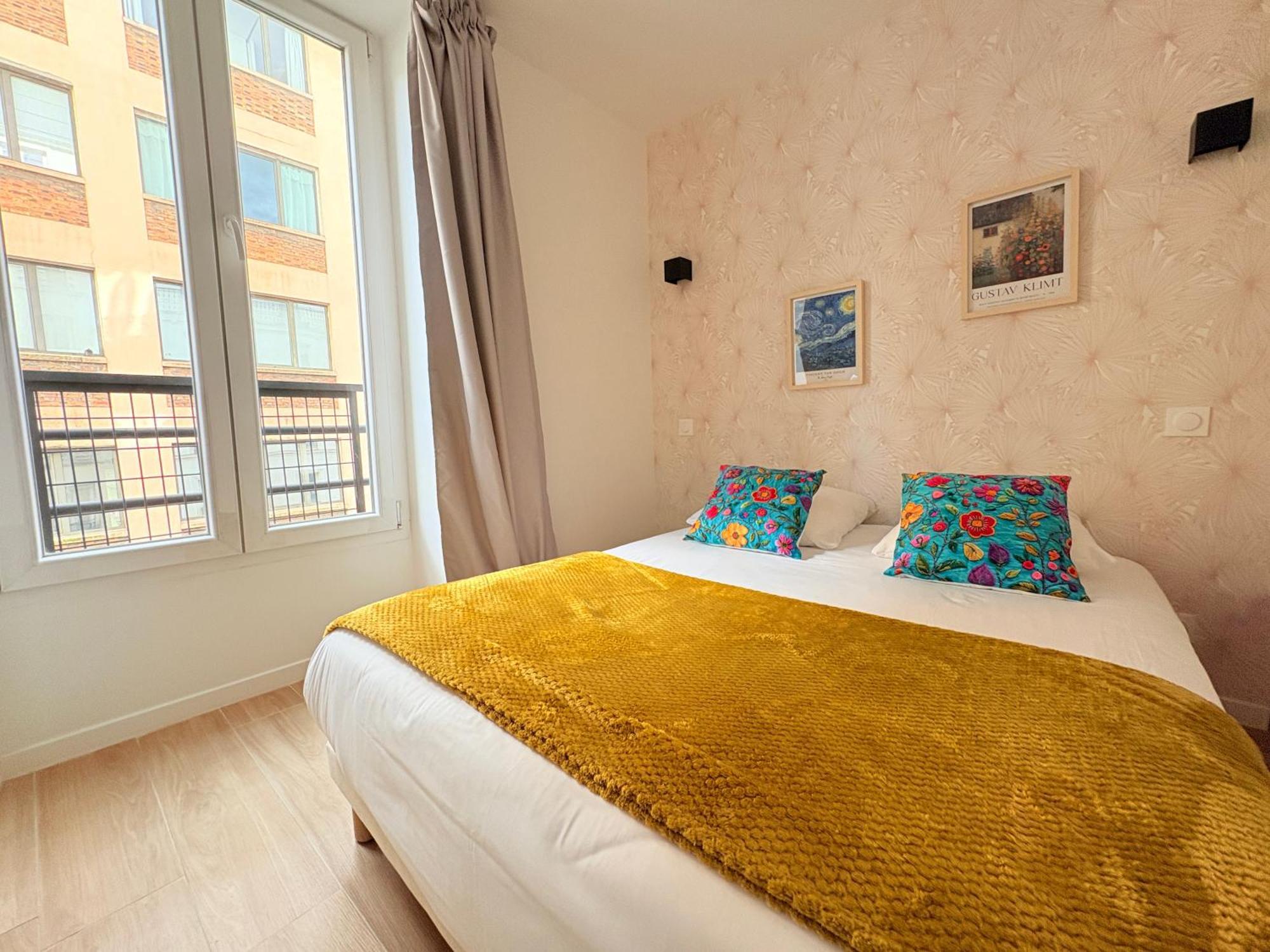 Deluxe One-Bedroom Apartment City View
