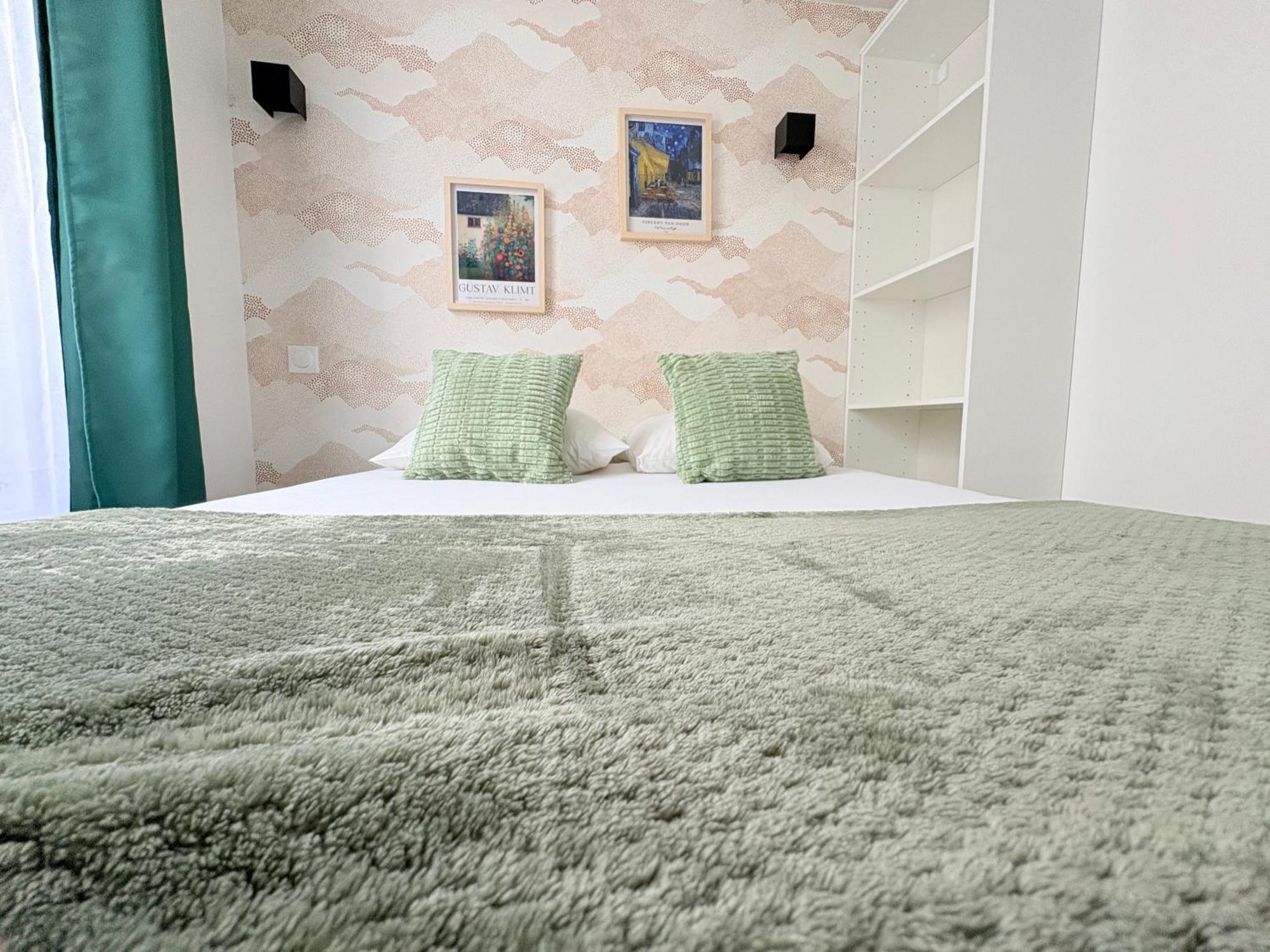 Deluxe One-Bedroom Apartment