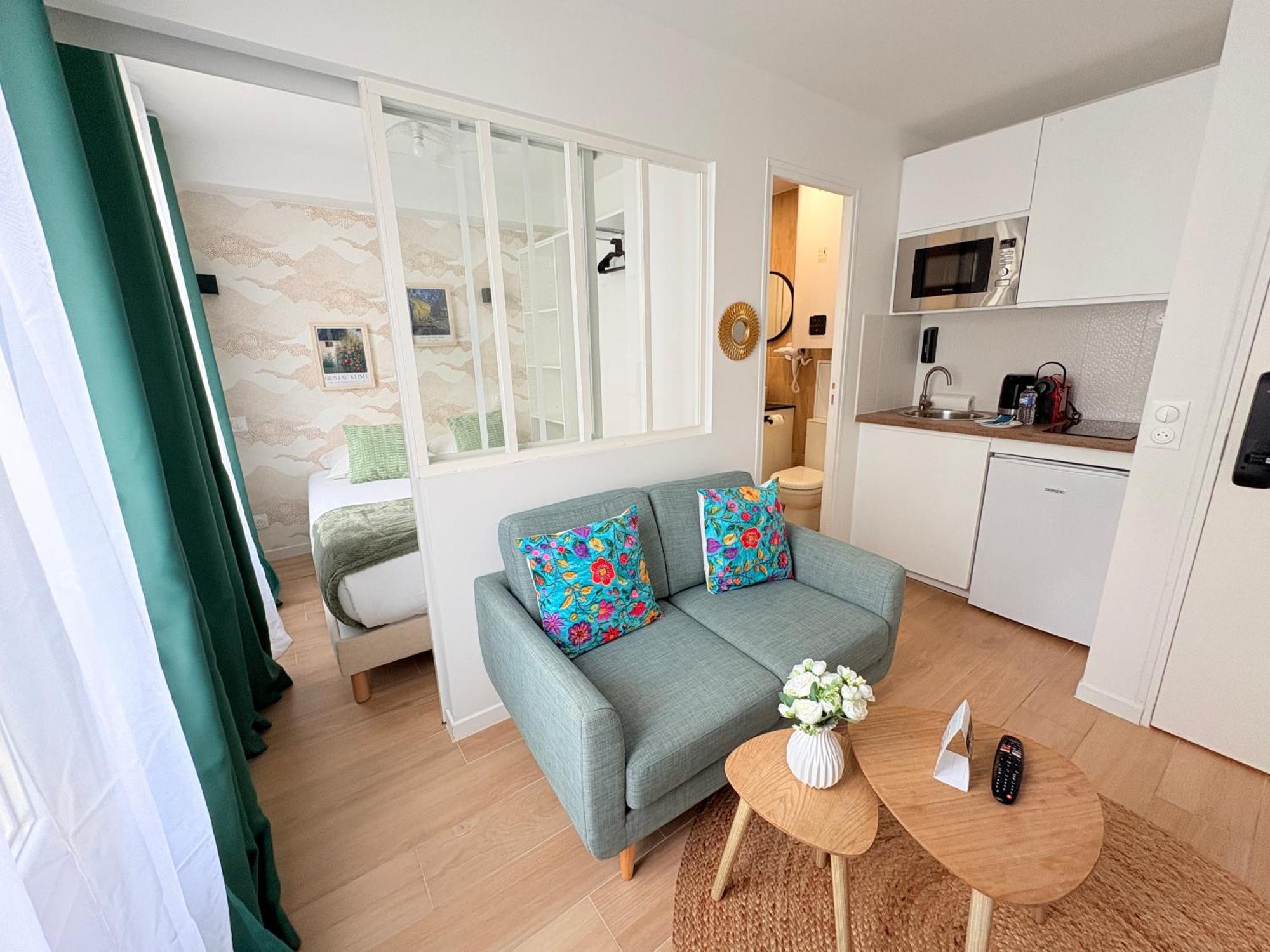 Deluxe One-Bedroom Apartment