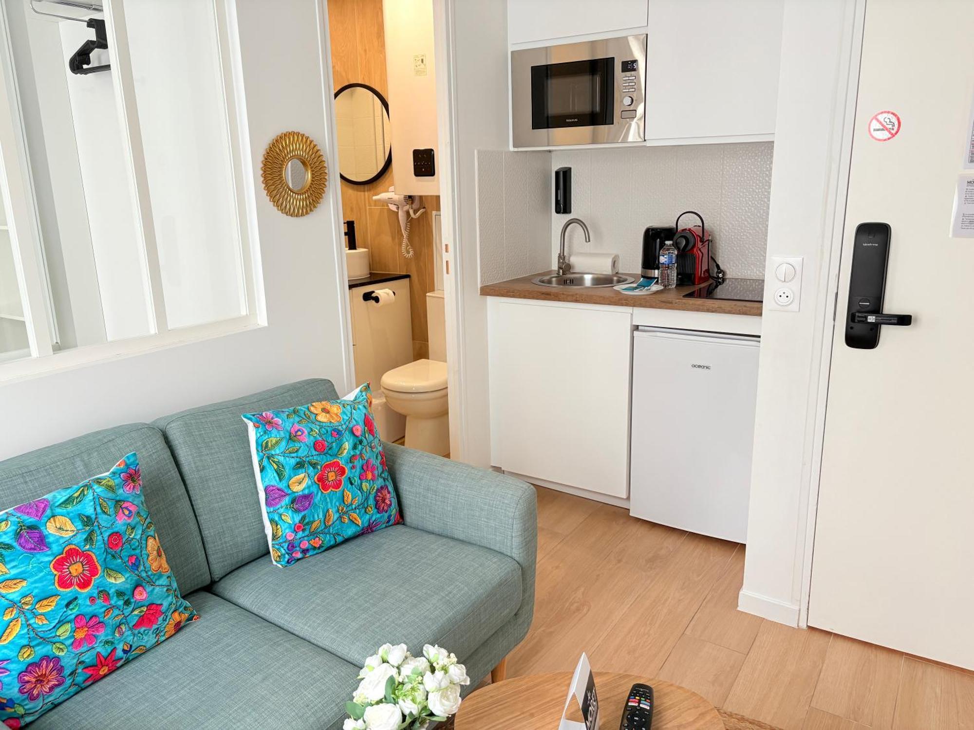 Deluxe One-Bedroom Apartment