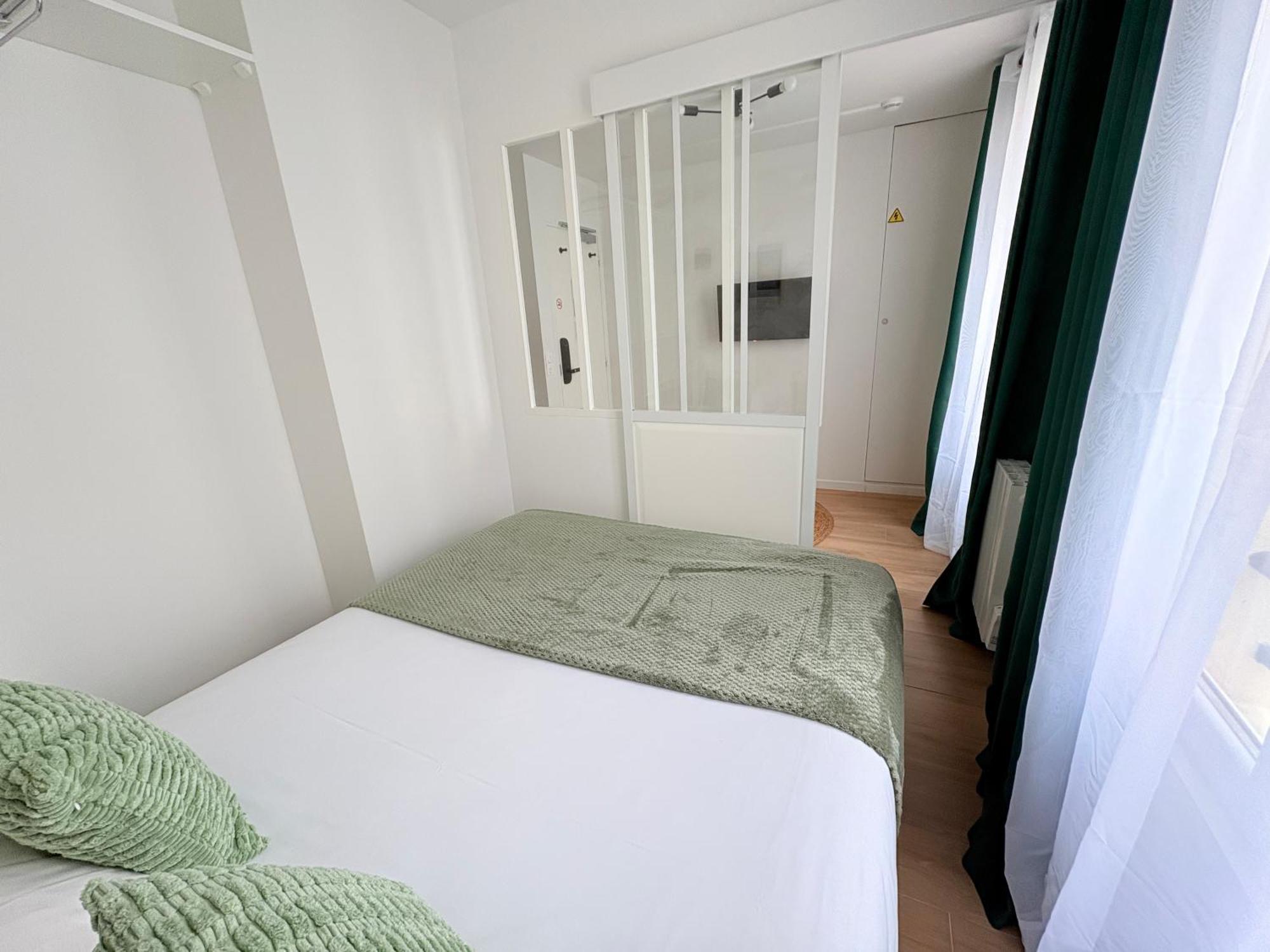 Deluxe One-Bedroom Apartment
