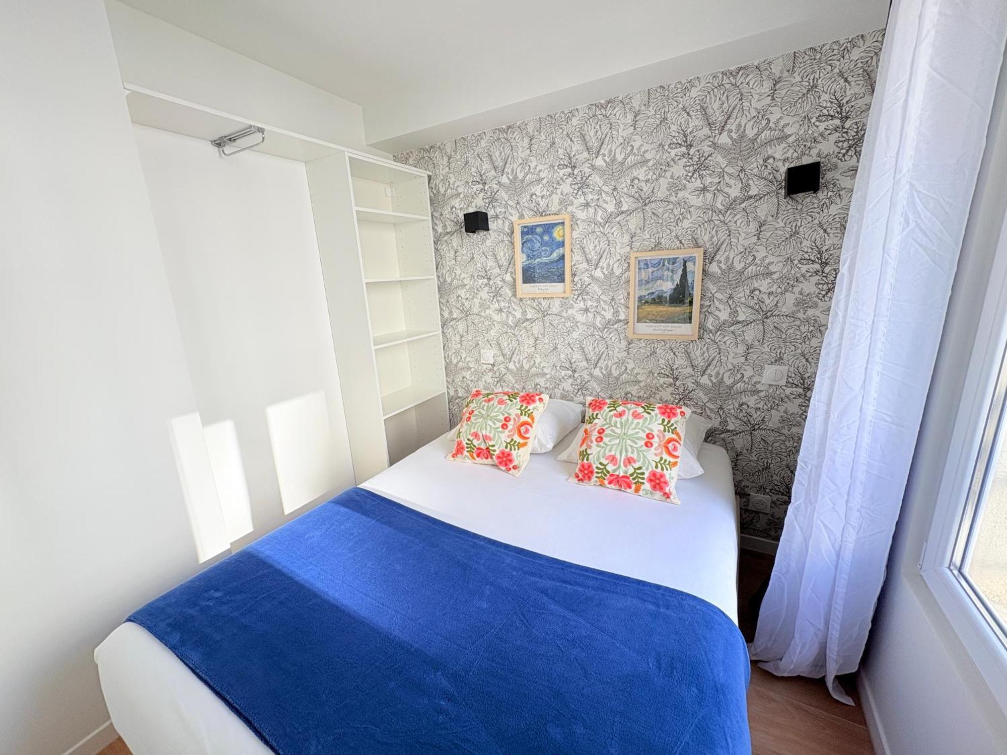 Deluxe One-Bedroom Apartment