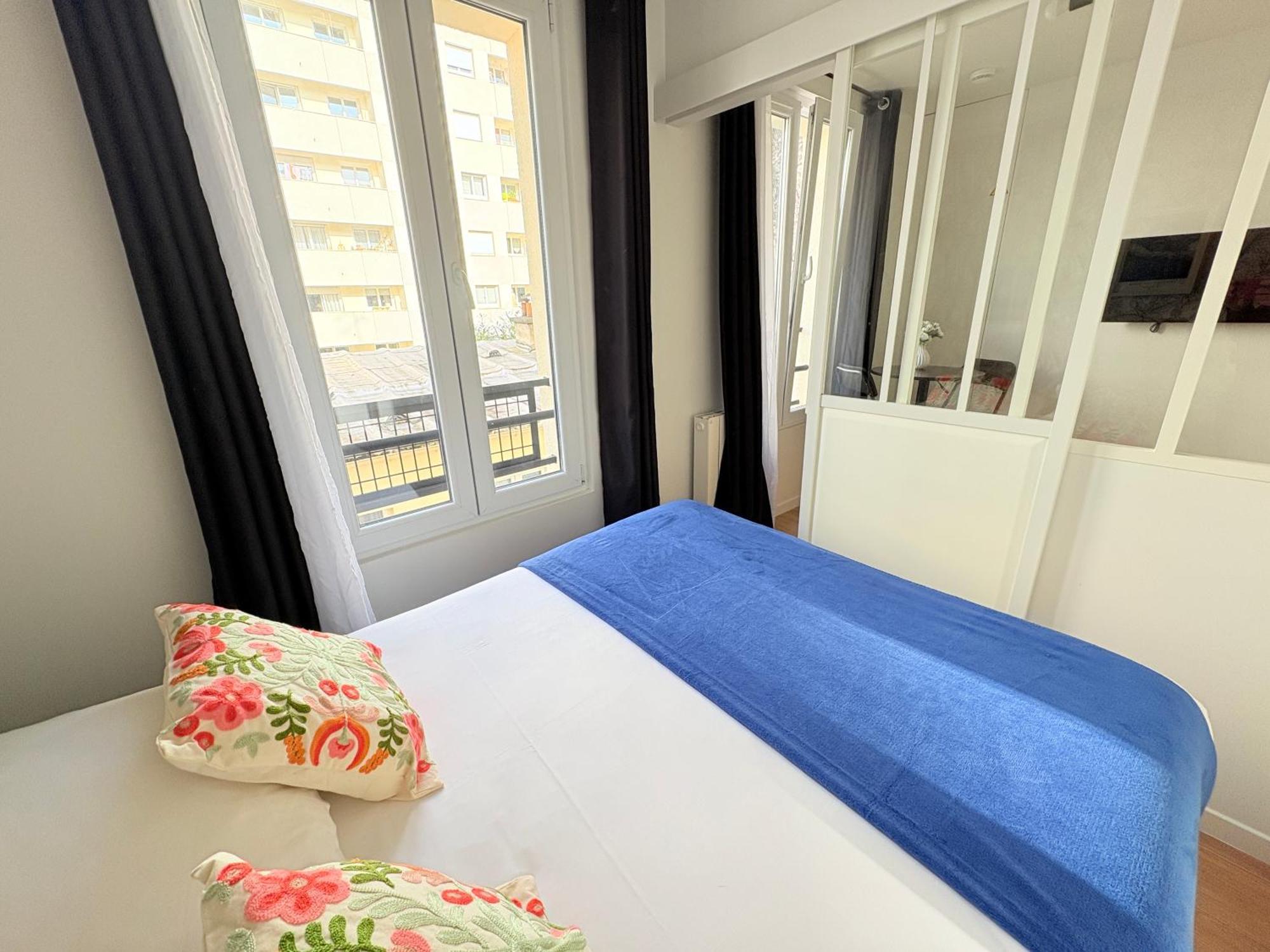 Deluxe One-Bedroom Apartment